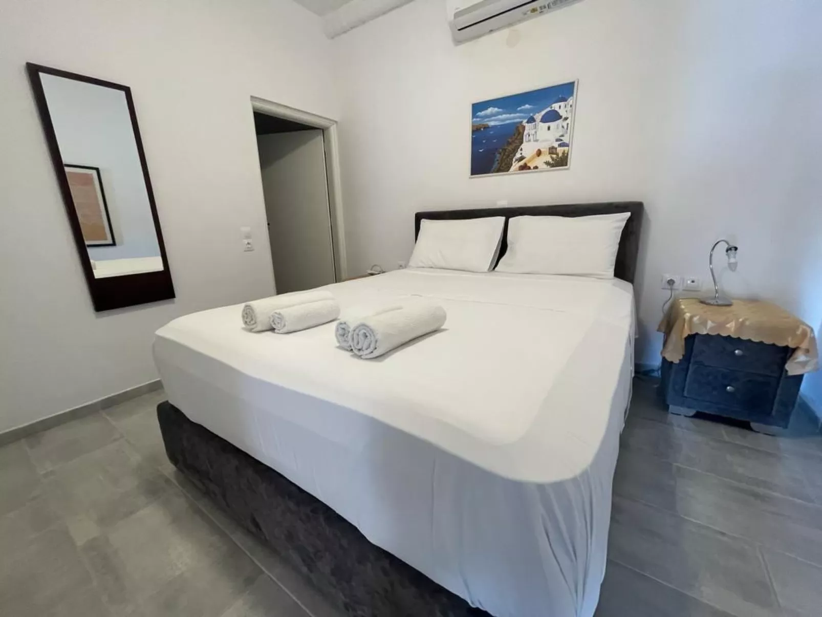 Charmantes Ferienhaus in Ia mit Privater Terrasse-Inside