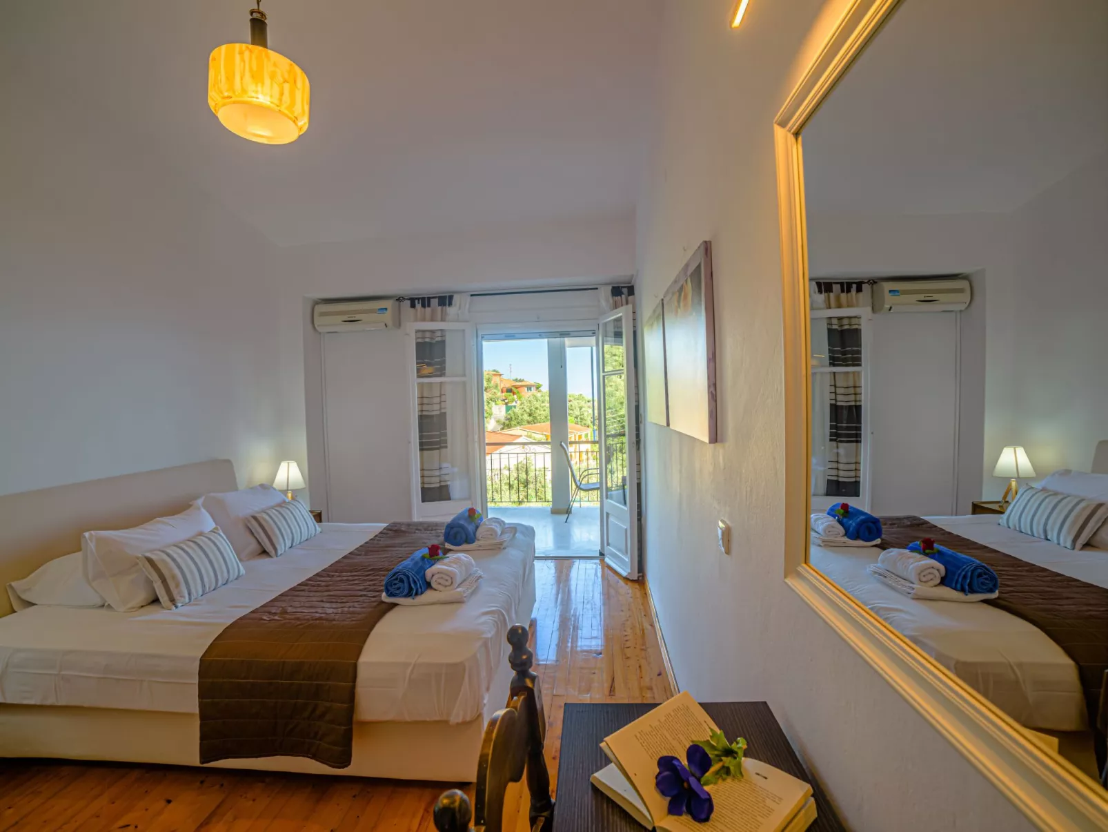 "Zeus" mit Infinity Pool-Drinnen