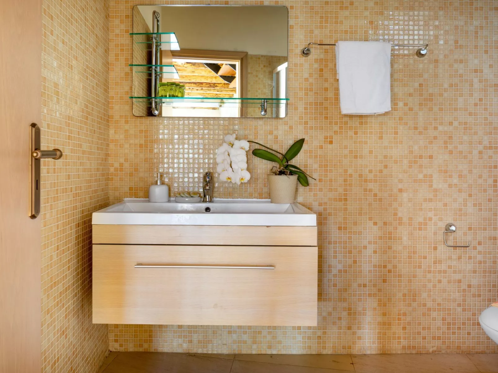 "Villa Erontas" mit Blick auf das Wasser-Image-tags.info