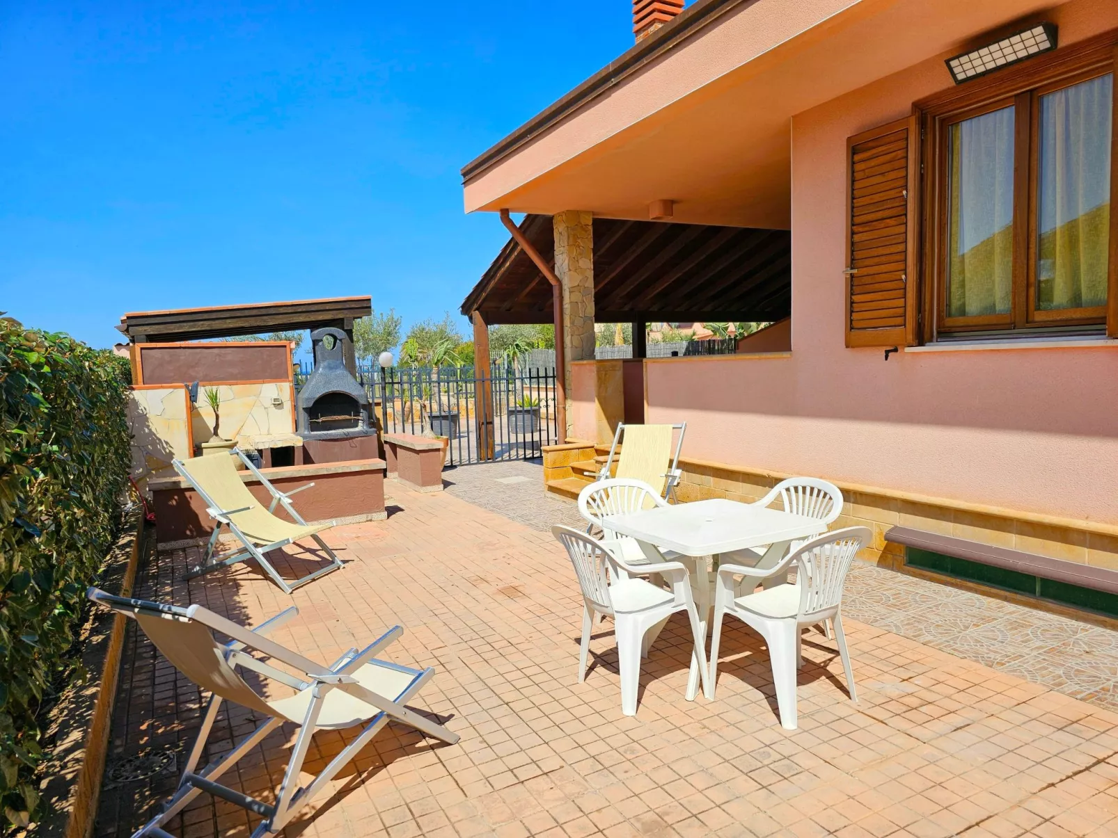 Helle mediterrane Villa mit Veranda und Garten-Outside