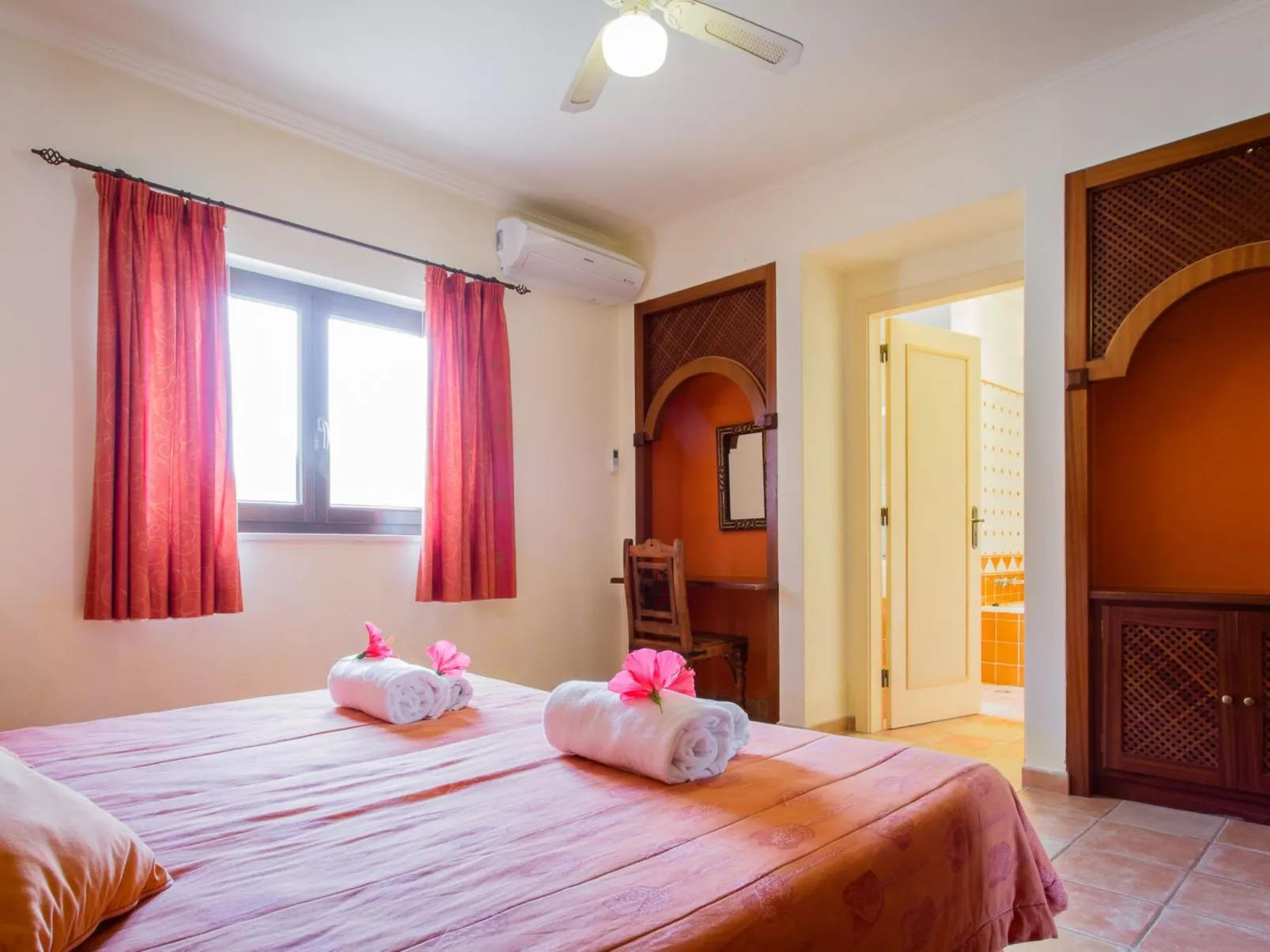 Ferienvilla "Mouraria" mit Blick auf das Wasser-Drinnen