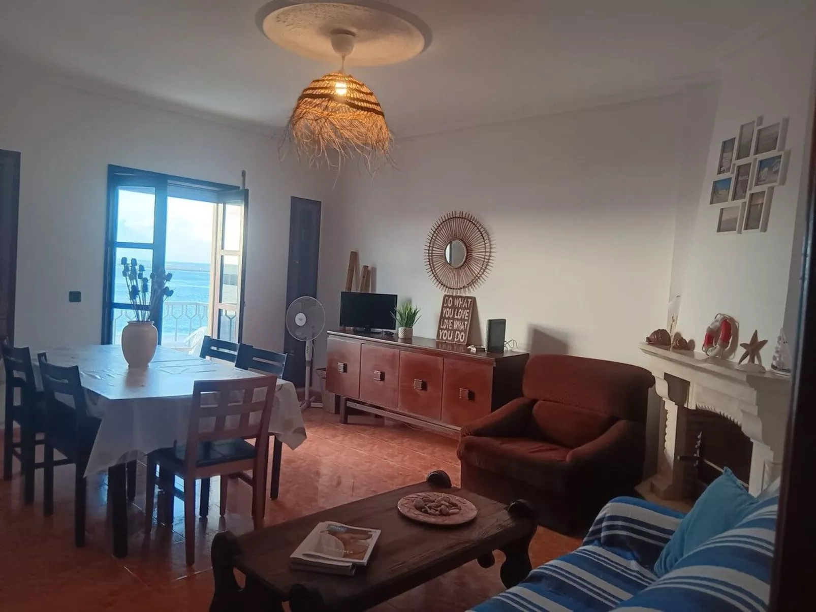 Mit den Füßen im Sand-Dedans