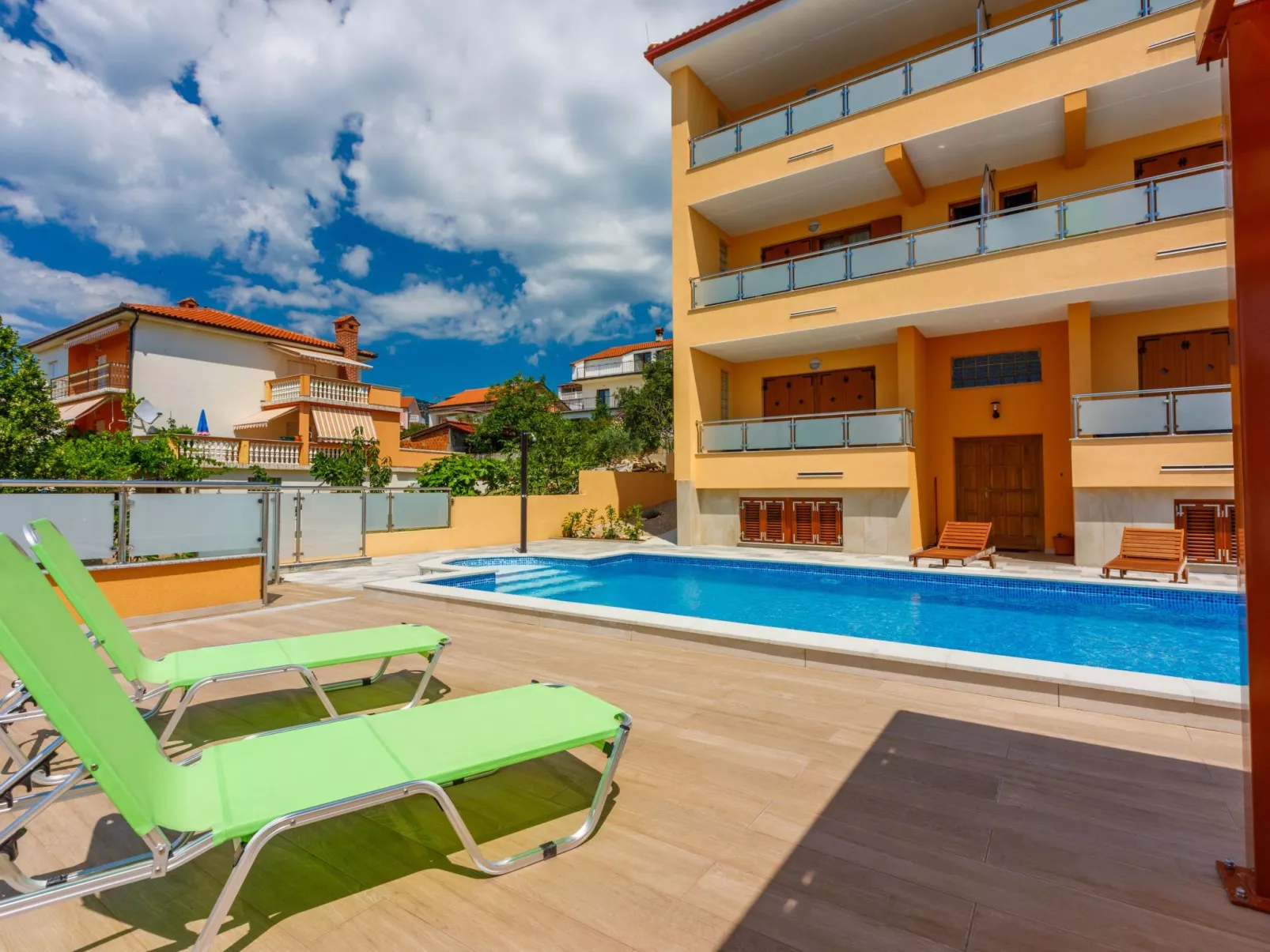 FeWo mit privatem Balkon und Gemeinschaftspool-Draußen