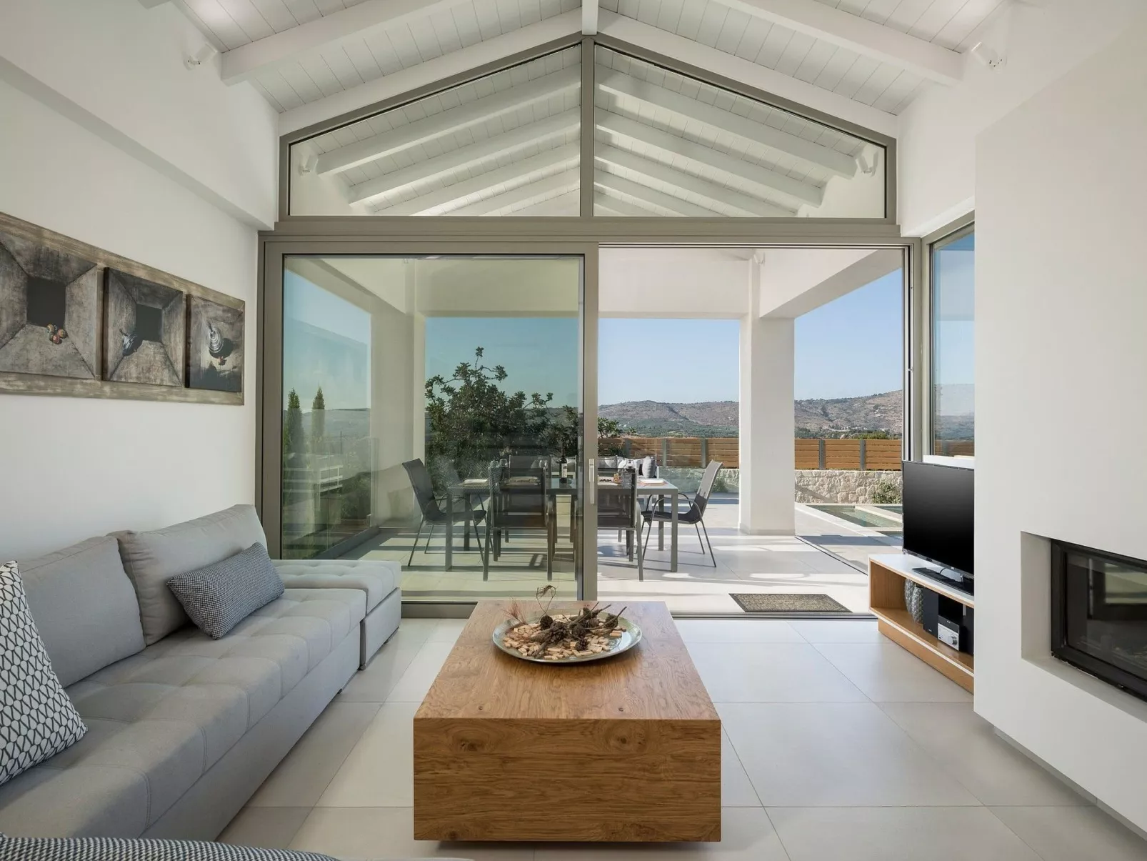 Villa White Harmony 6km vom Strand entfernt mit Pool-Dedans