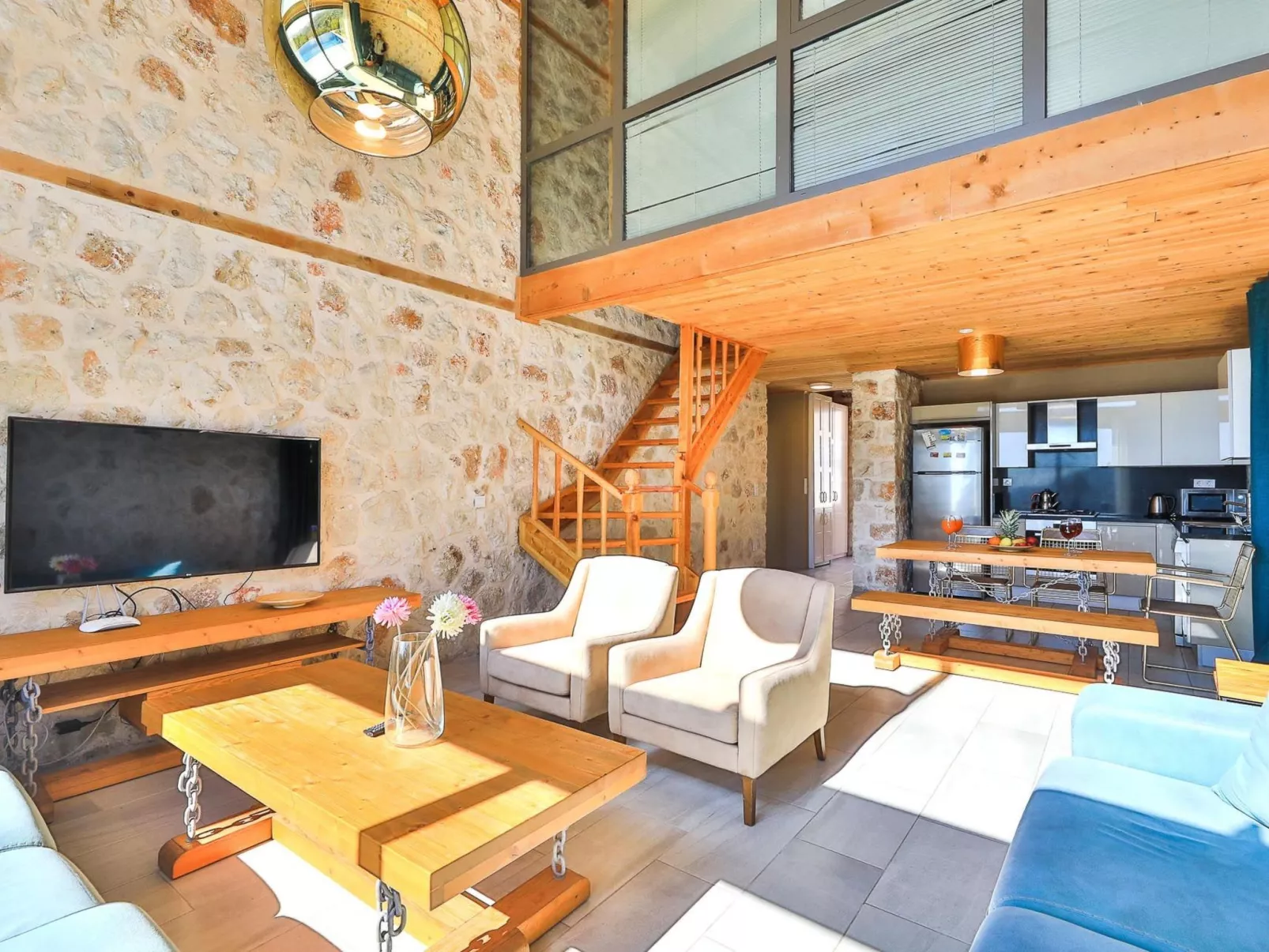 Traditionelles Natursteinhaus mit Sichtschutzpool-Inside