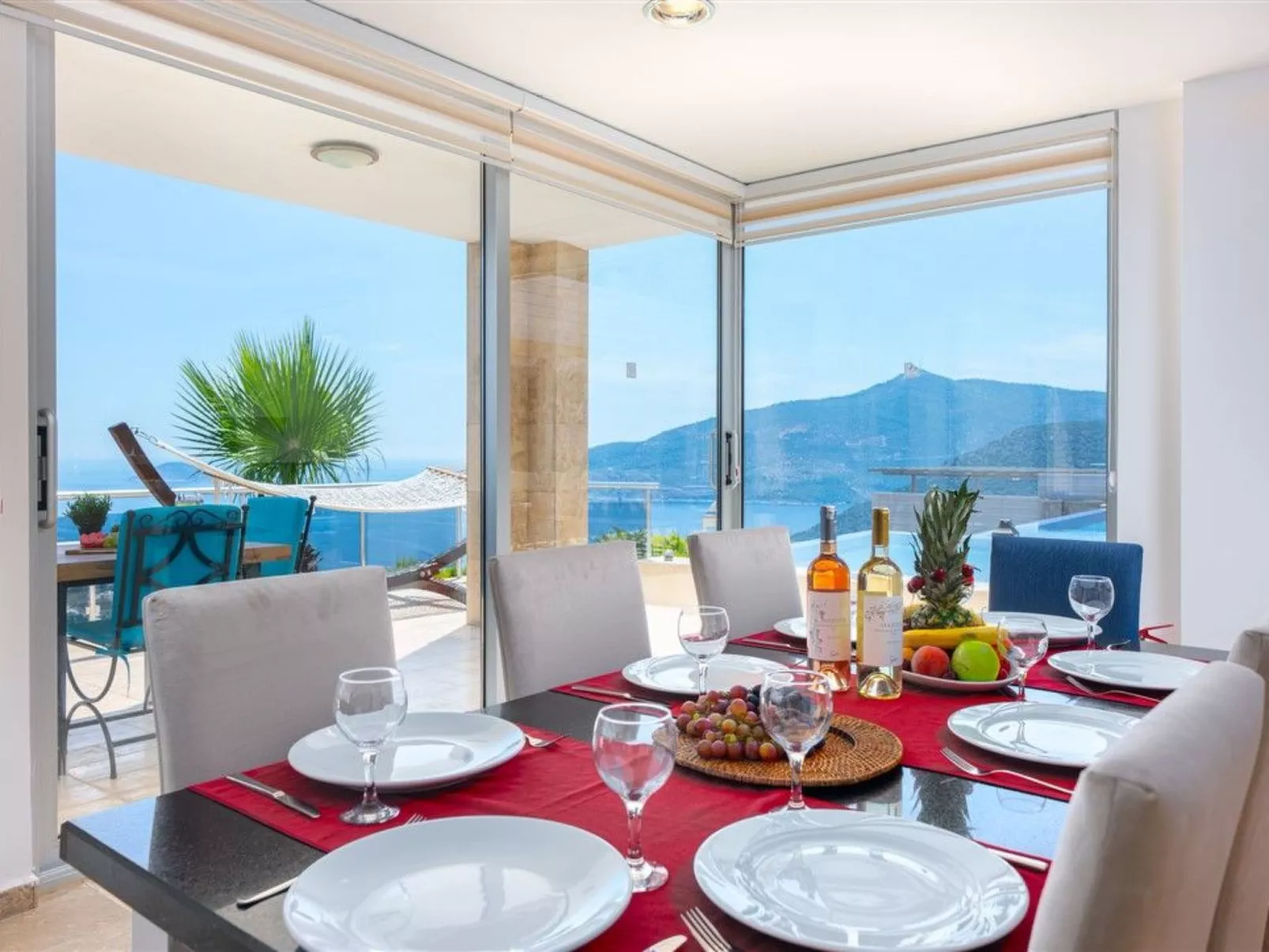 Villa Blueline mit Pool und Meerblick, im Zentrum-Outside