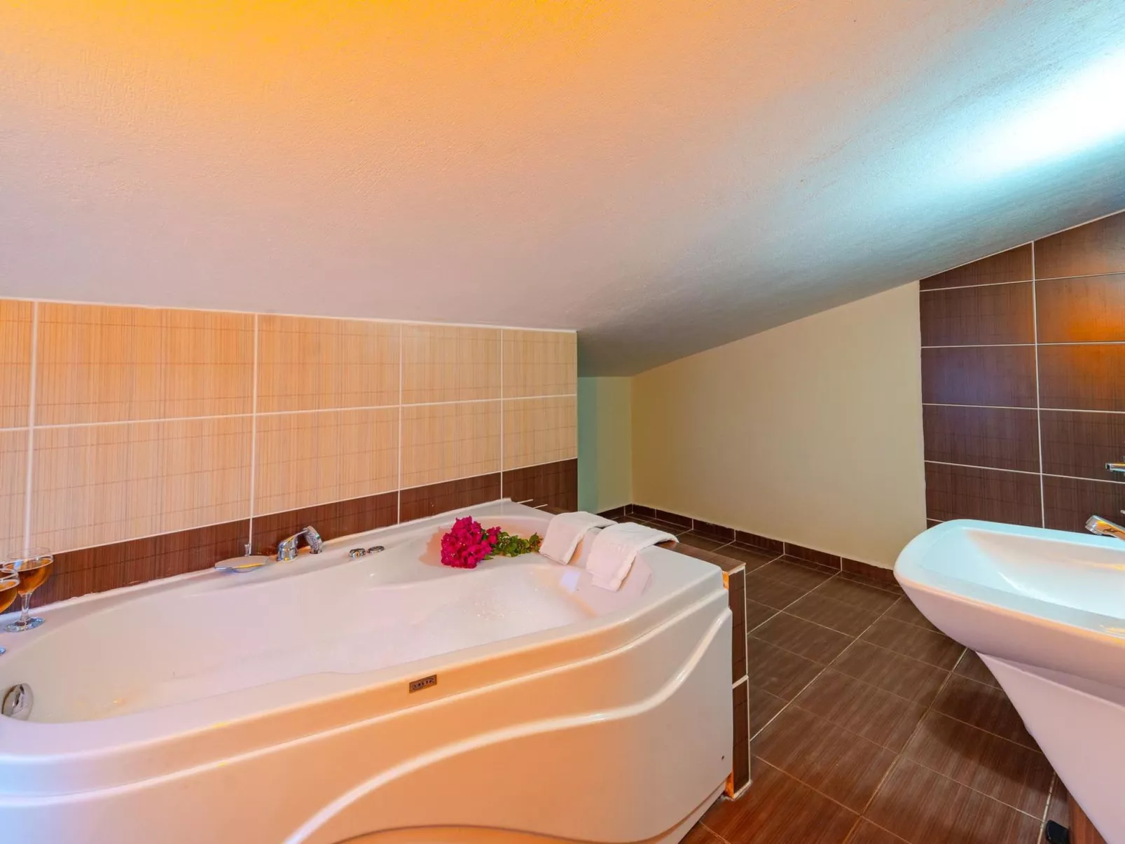 Villa aus Naturstein für 8 im Zentrum von Kalkan-Inside