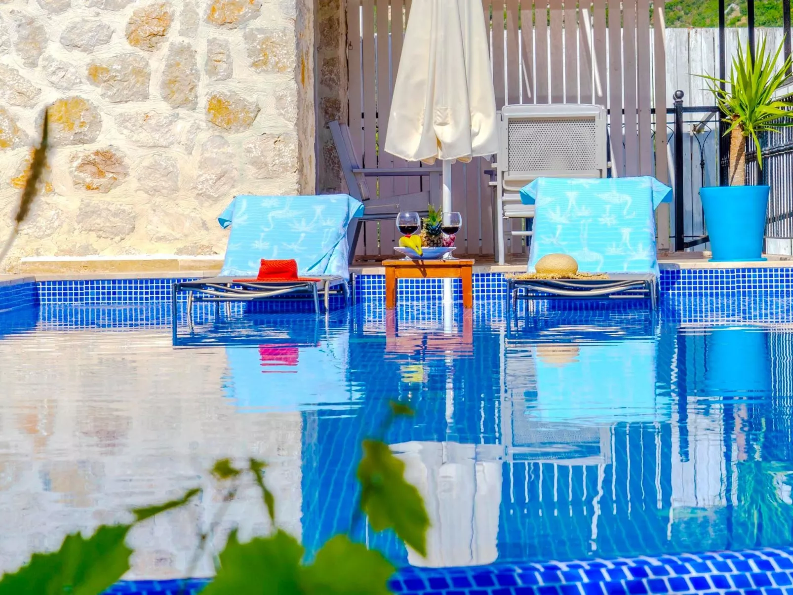 Rustikale Natursteinvilla mit Bergblick in Kalkan-Outside