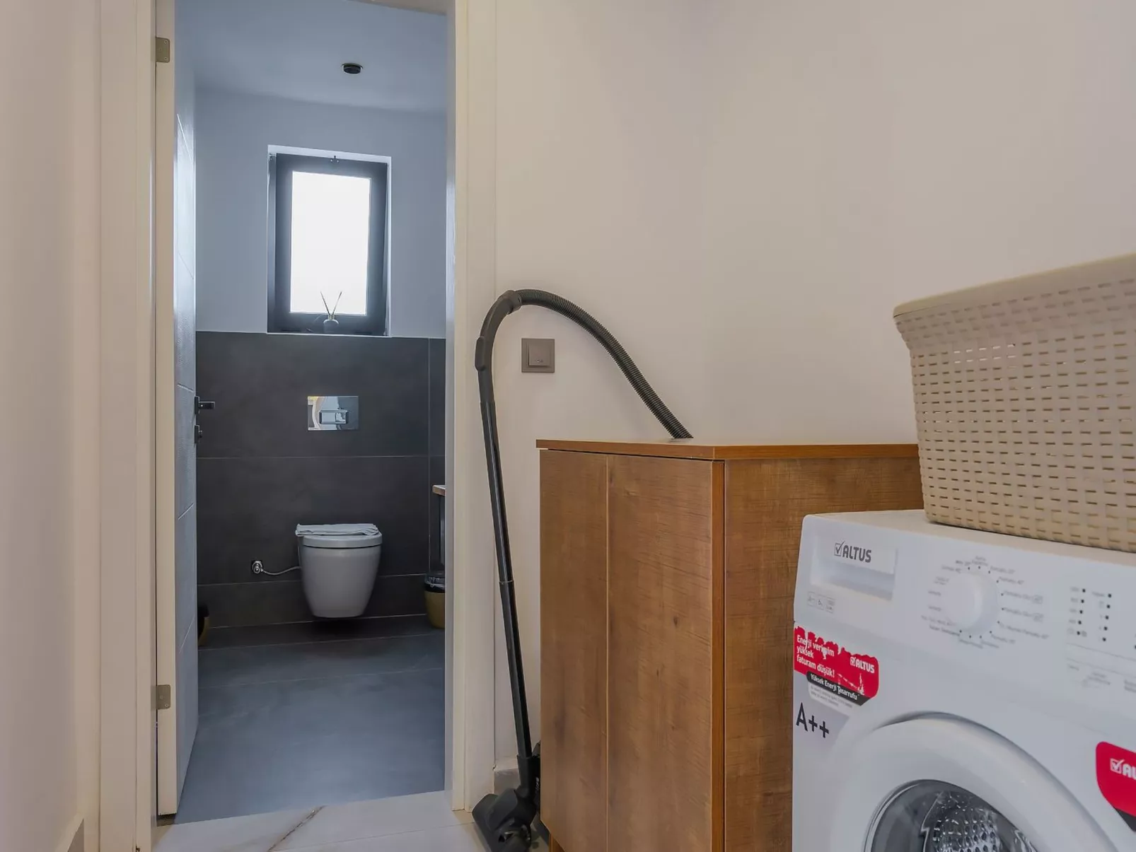 Schöne Villa mit Pool, Blick auf Meer und Tal-Drinnen