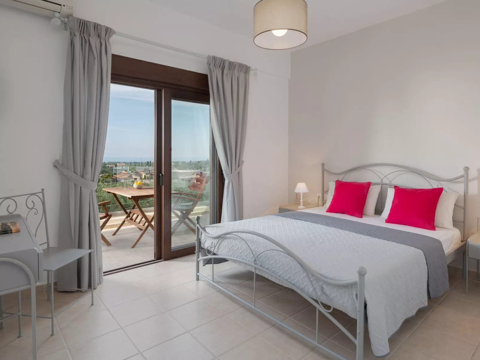 Ferienvilla "Rousa" mit Bergblick-Inside