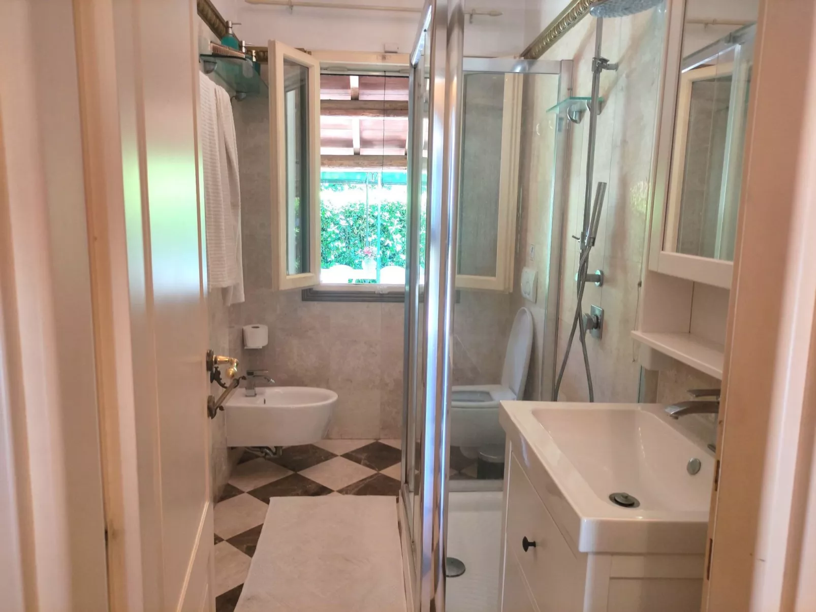 Villa mit schönem Gartne und Sonnenterrasse-Inside