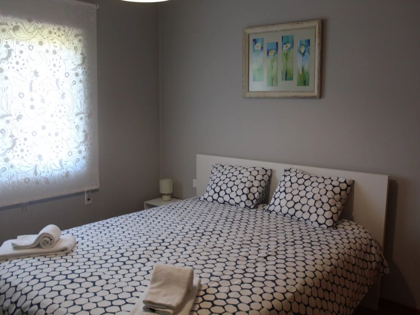 Zwei-Bett-Apartment mit großem Pool-Dedans