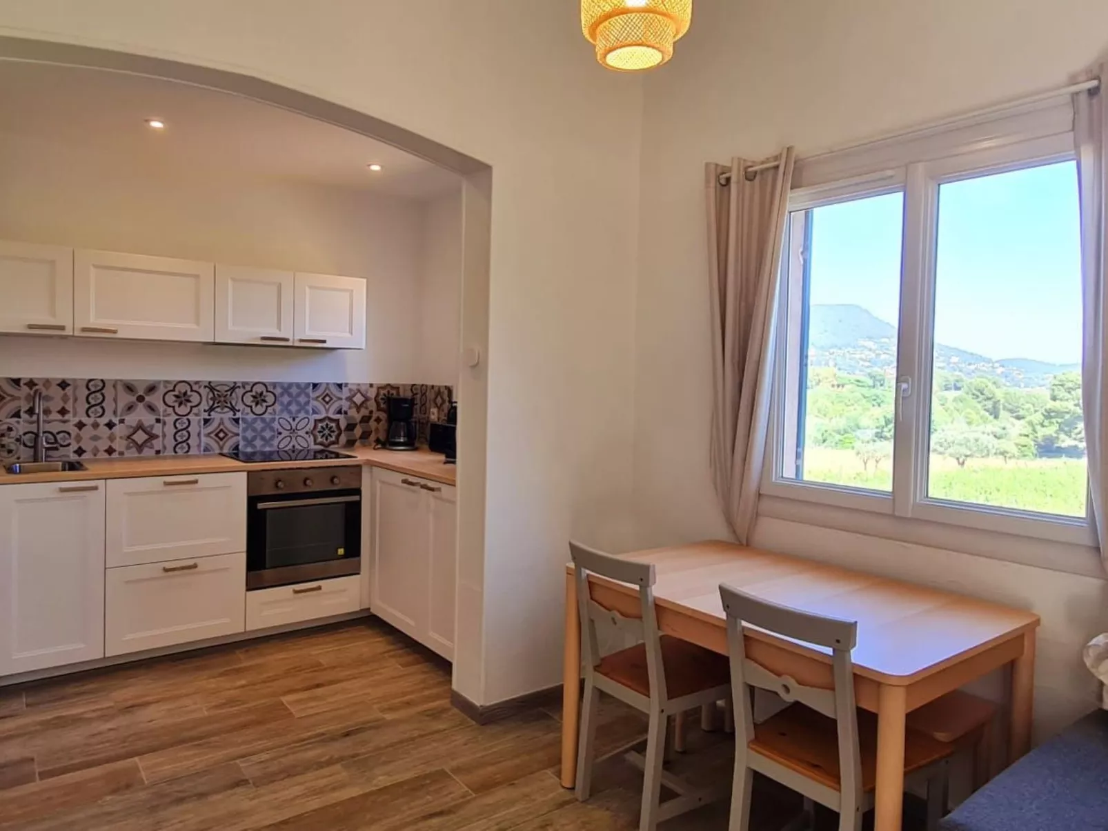 Im Herzen der Weinberge, schattige Terrasse umgeben von Grün, Pool - Drinnen