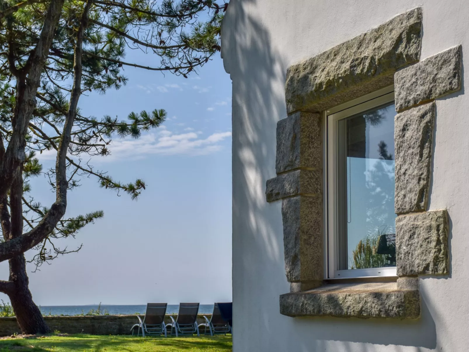 Villa mit großem Grundstück direkt am Mer-Draußen