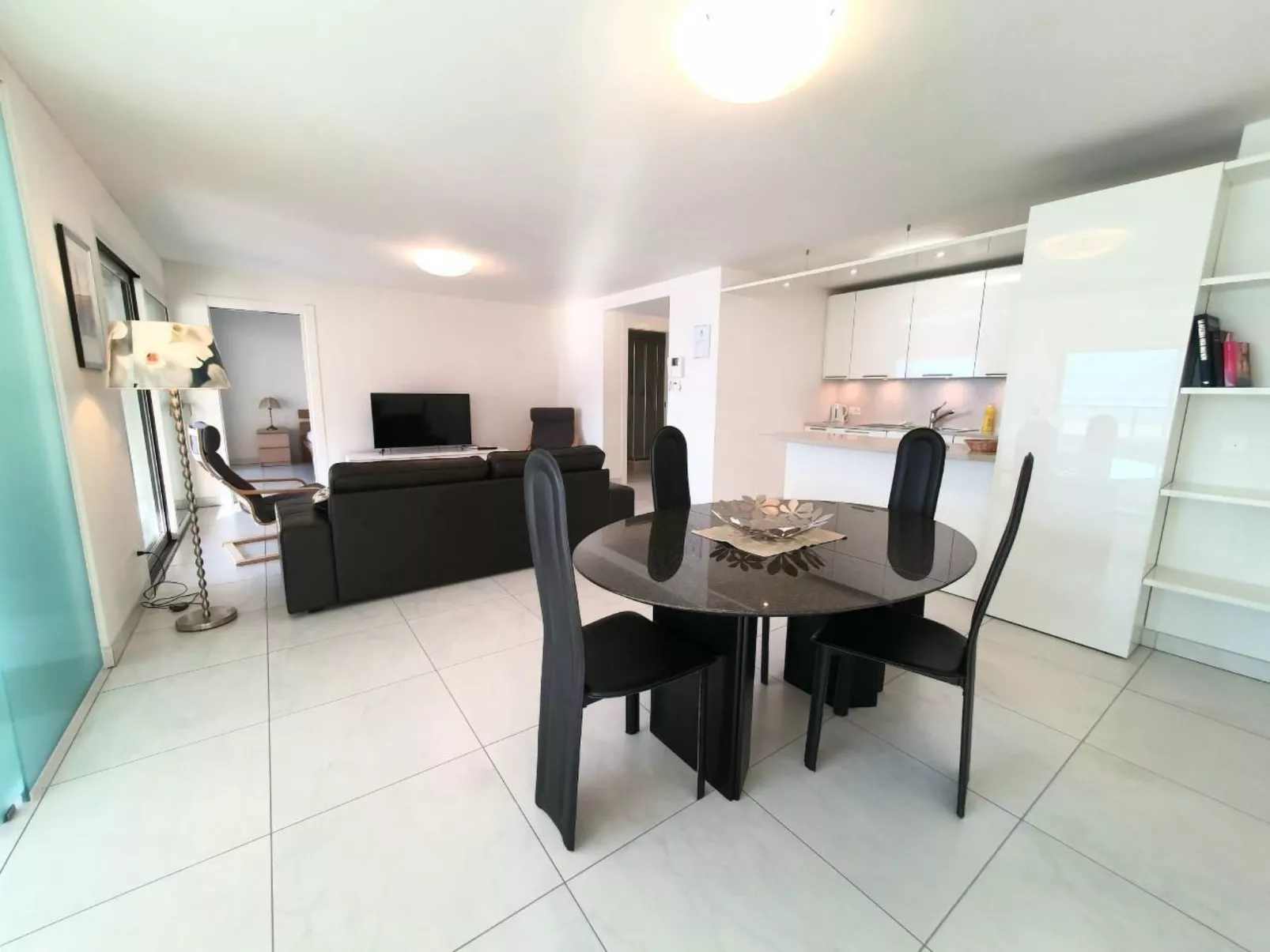 Modern mit atemberaubendem Seeblick Apt 406-Image-tags.info