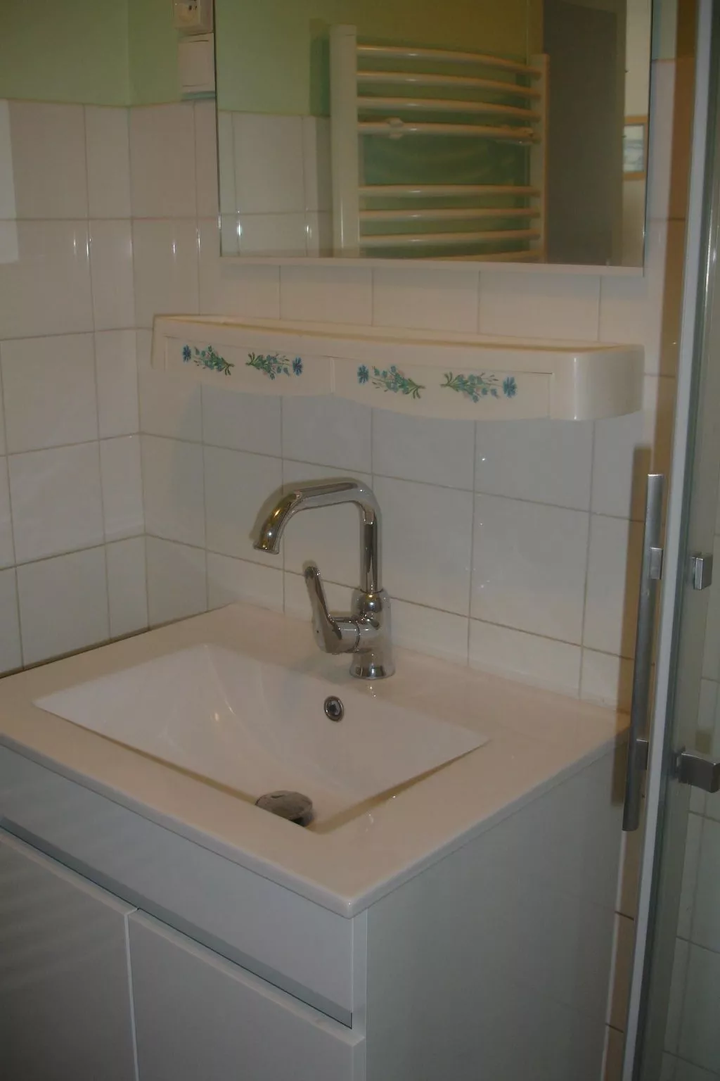 "Pavillon" mit eigenem Parkplatz-Drinnen