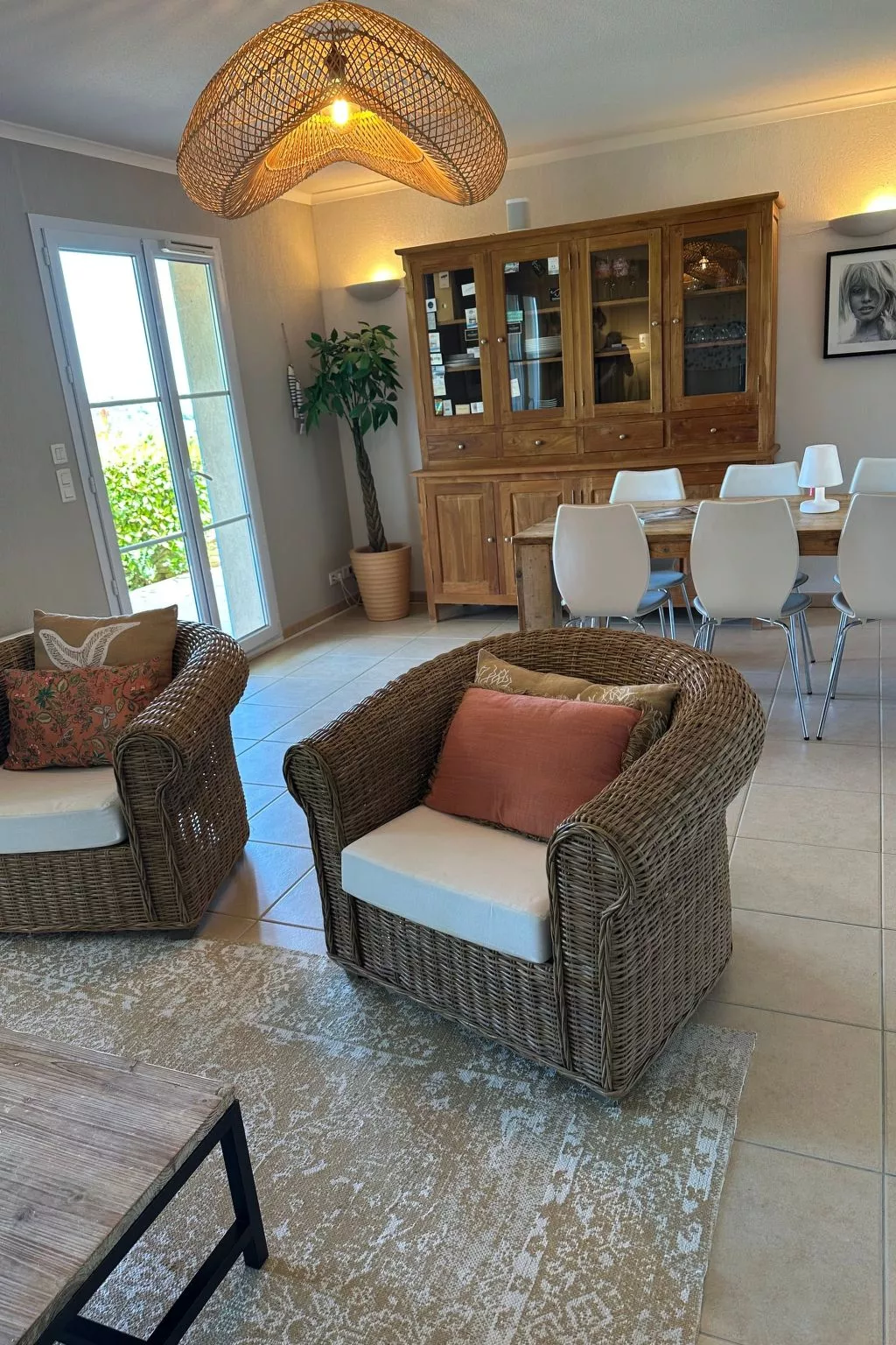 Mit Garten, Grill und Terrasse-Drinnen