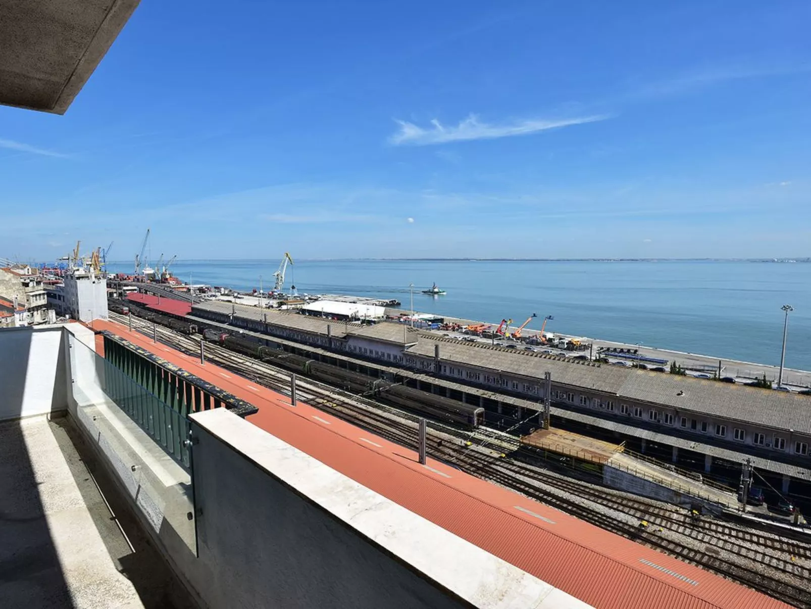 "Apolonia" mit Waschmaschine-Draußen