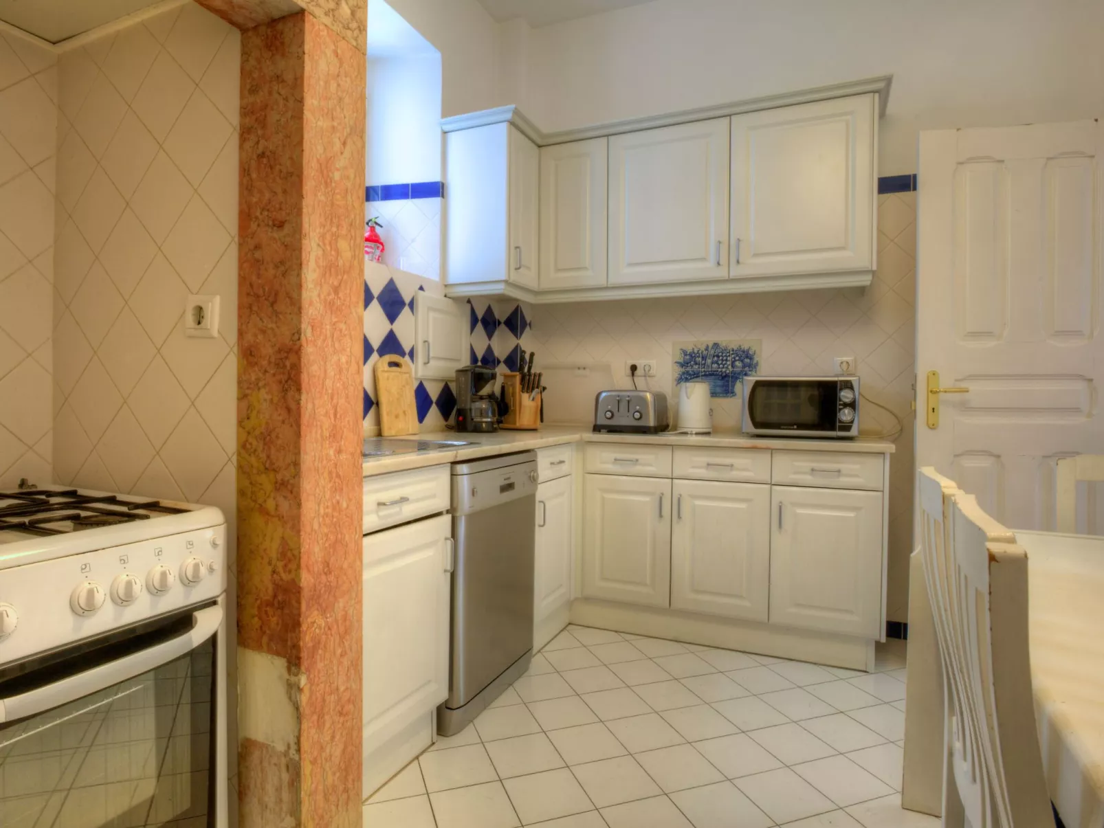 Großzügige Wohnung für 17 Personen in Lissabon-Inside