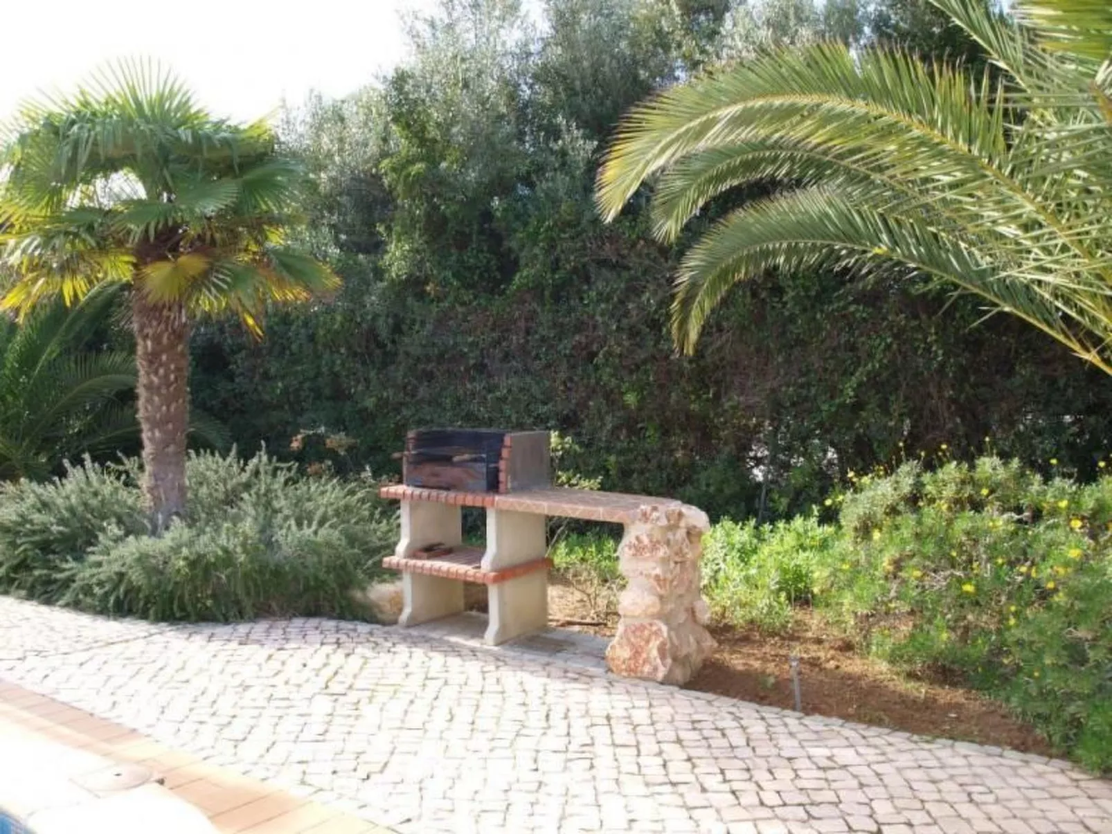 Mit Terrasse und Gemeinschaftspool-Outside