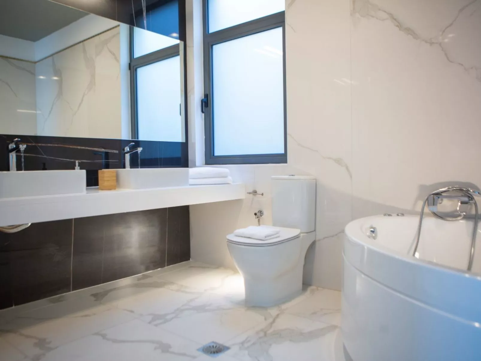 Milos Bay Villas- Brandneue moderne Villa mit spektakulärem Blick auf den Stran-Drinnen