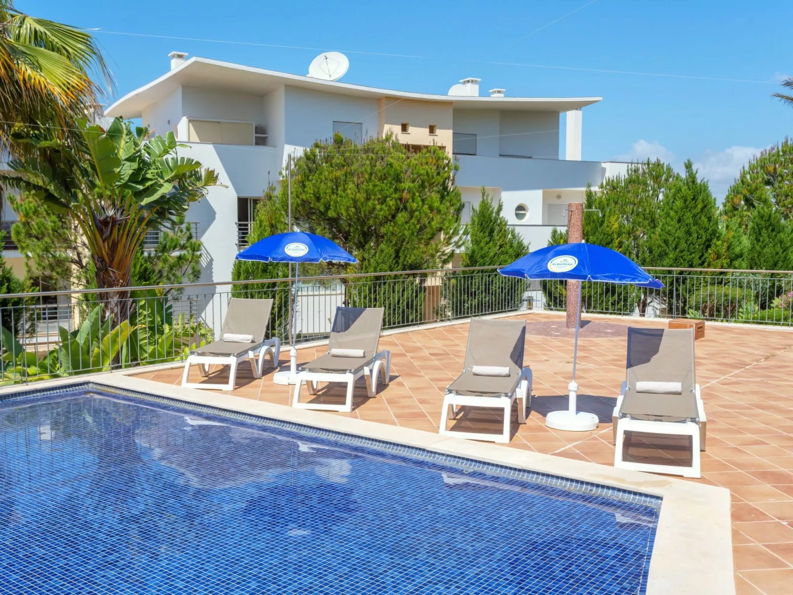 BnB Homes Wohnung mit Terrasse und Schwimmbad-Image-tags.info