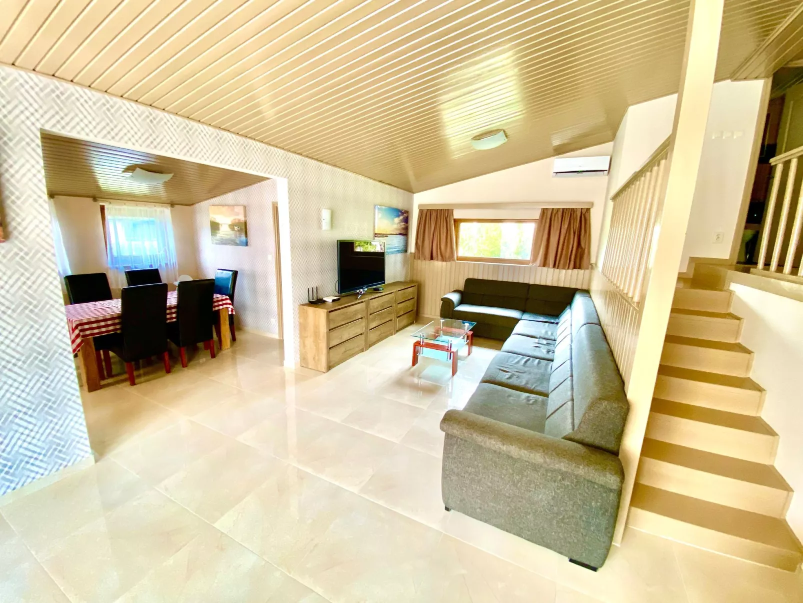 Großes Ferienhaus in Siófok mit Privatem Pool-Drinnen