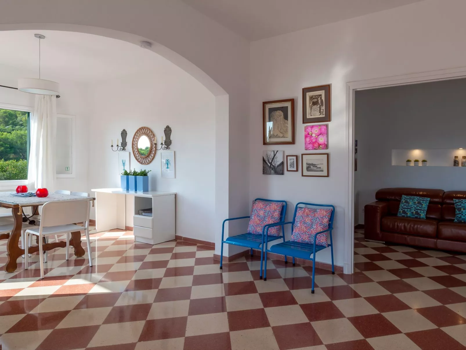 Moderne, frische Familienvilla Allondra-Inside