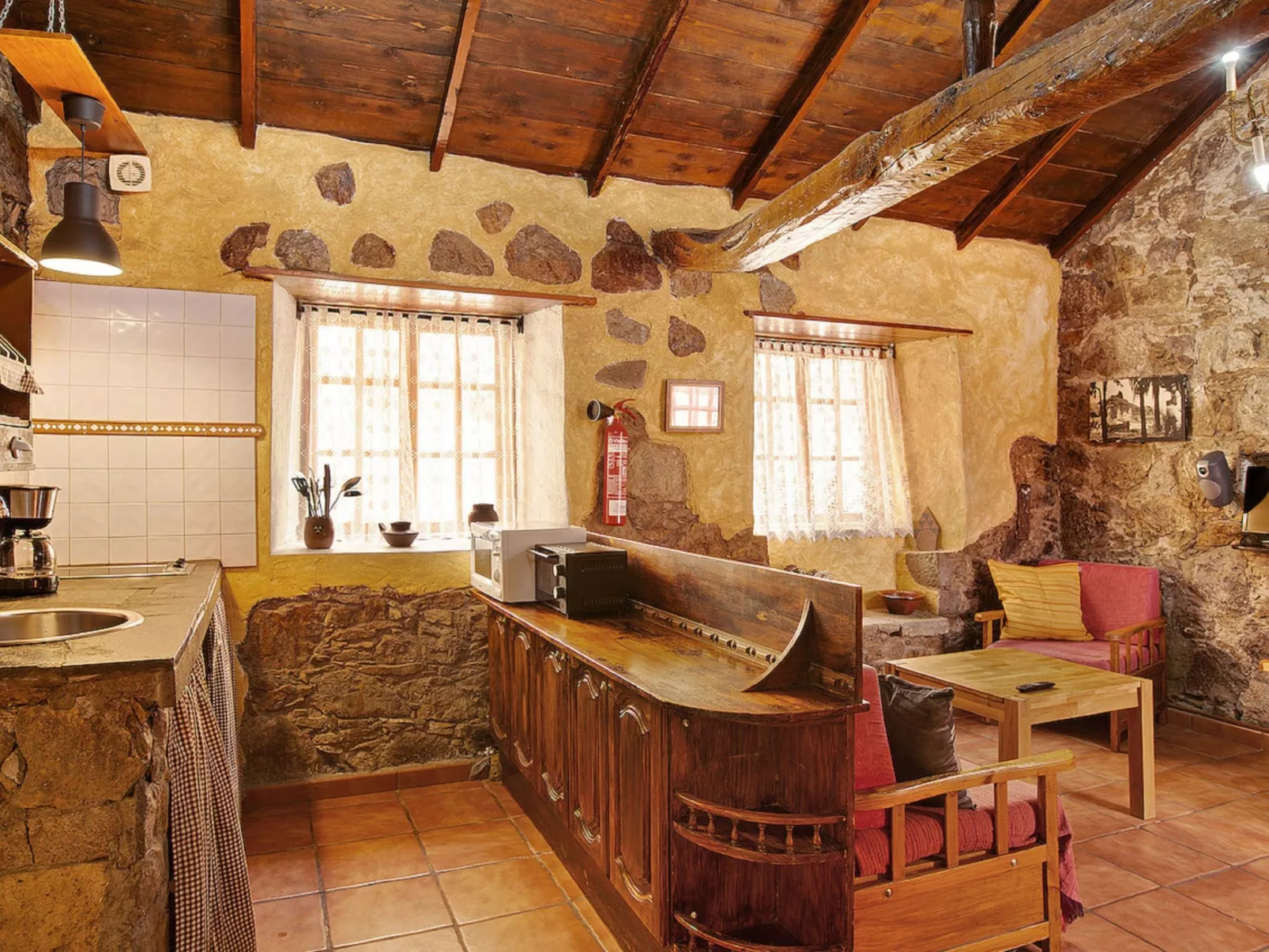 250 Jahre altes Steinhaus mit zwei Terrassen inmitten einer wunderbaren Naturla-Inside