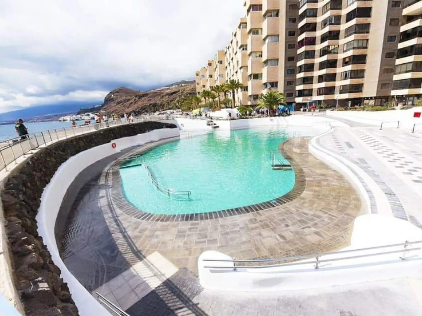 Luxuriöser Rückzugsort mit direktem Meerzugang und Pool-Outside