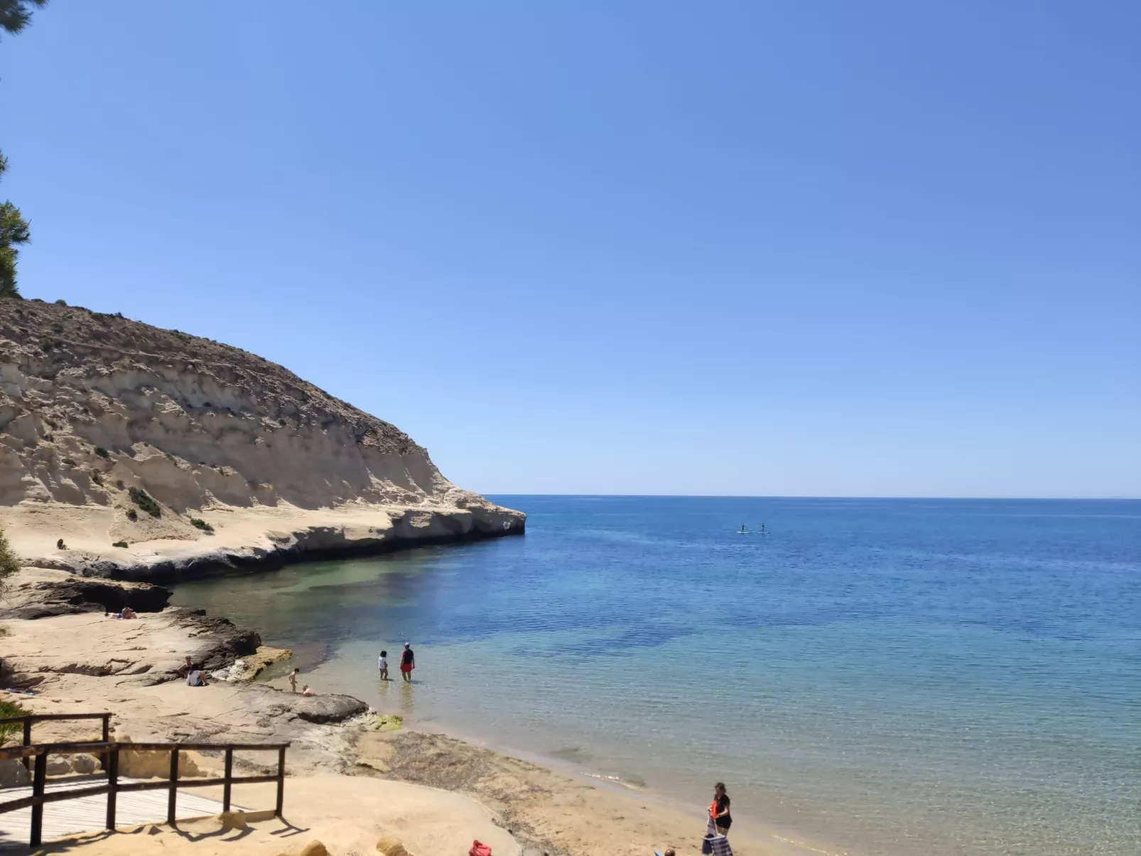 La Invincible Terreros in der 1. Reihe des Strandes-Outside