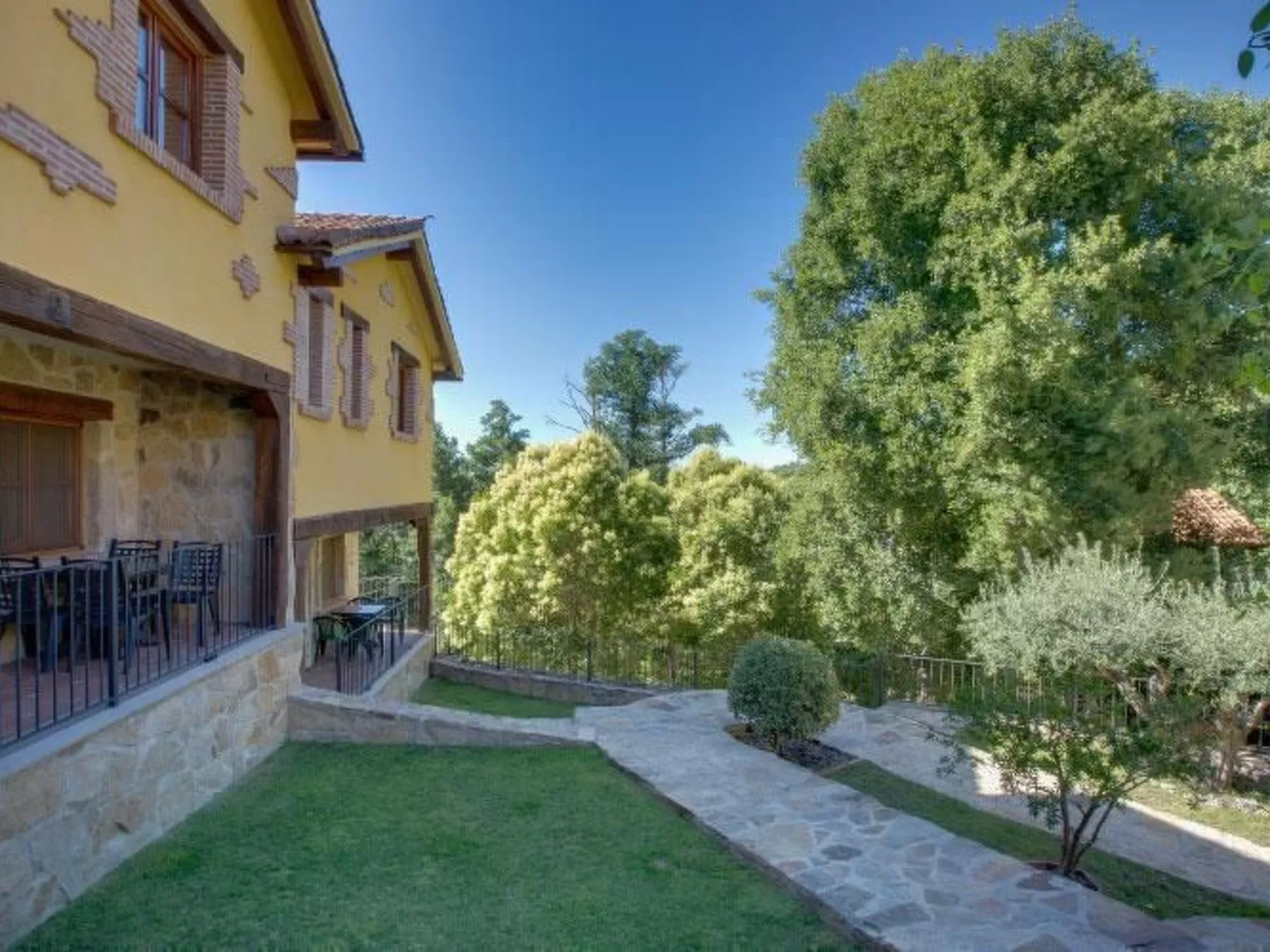 Natürlicher Urlaub in einem Ferienhaus mit Garten und Terrasse-Outside