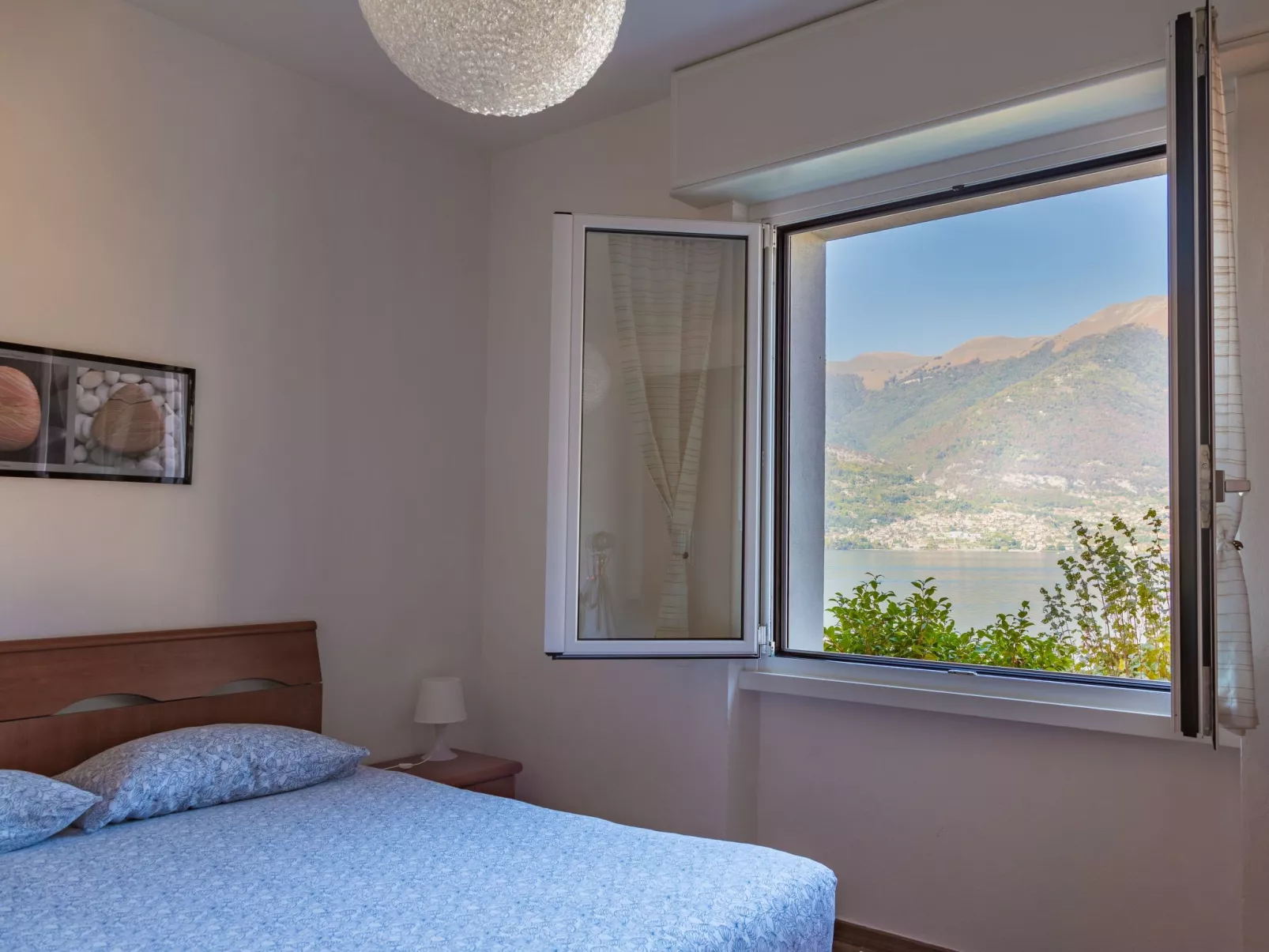 Mit Blick auf den Comer See-Dedans