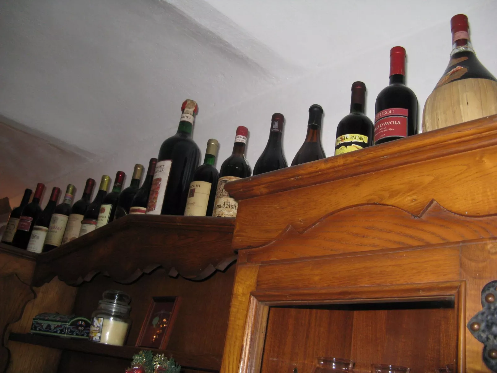 Typisches Bauernhaus mit holzbefeuertem Kamin-Dedans