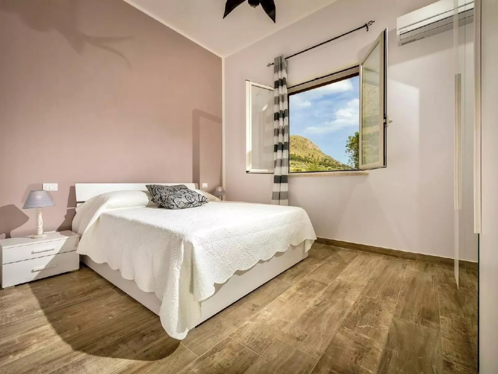 "Mare e Monti" mit eigenem Pool-Dedans