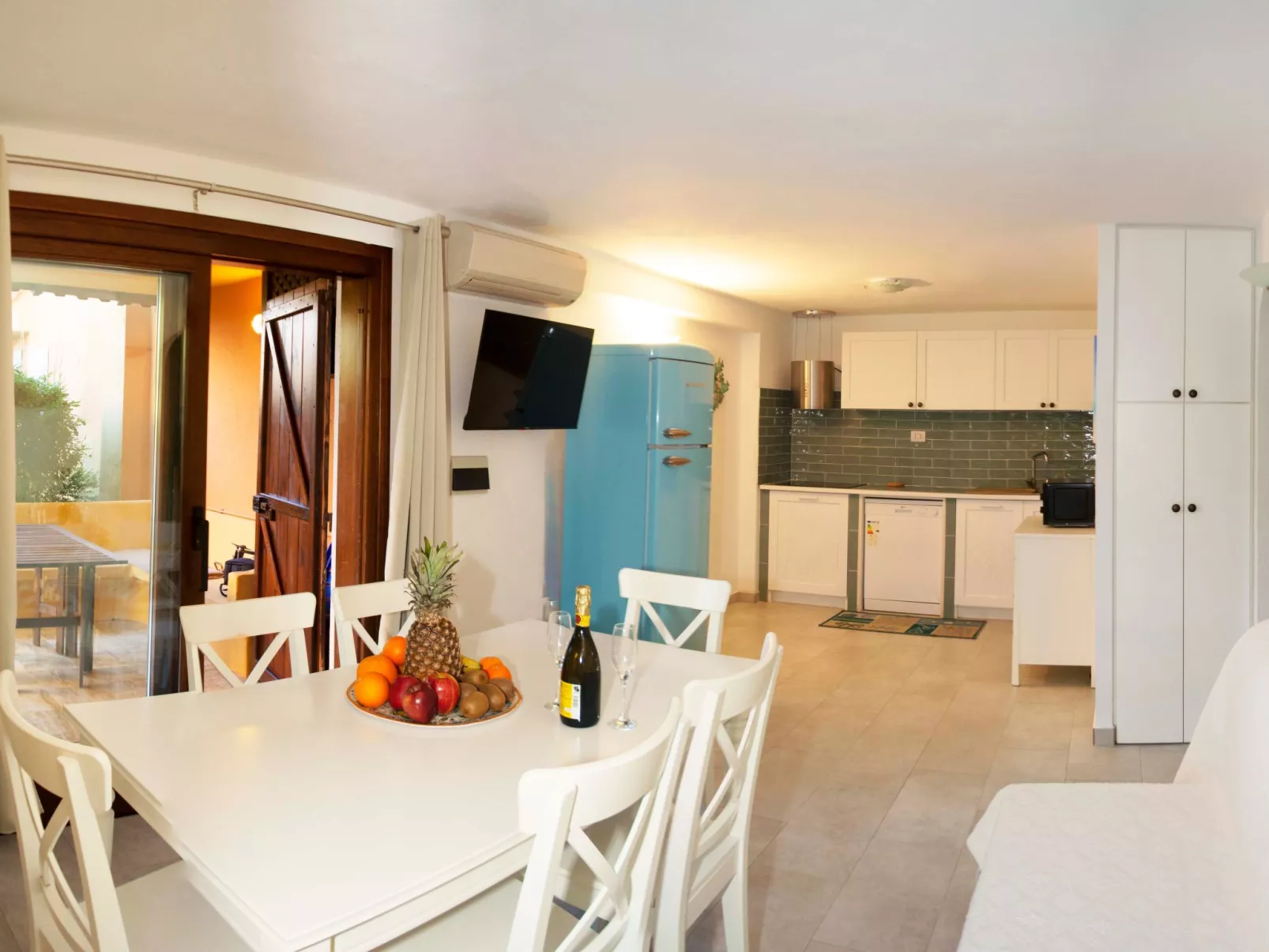 Große Drei-Zimmer-Wohnung am Golf von Marinella-Inside