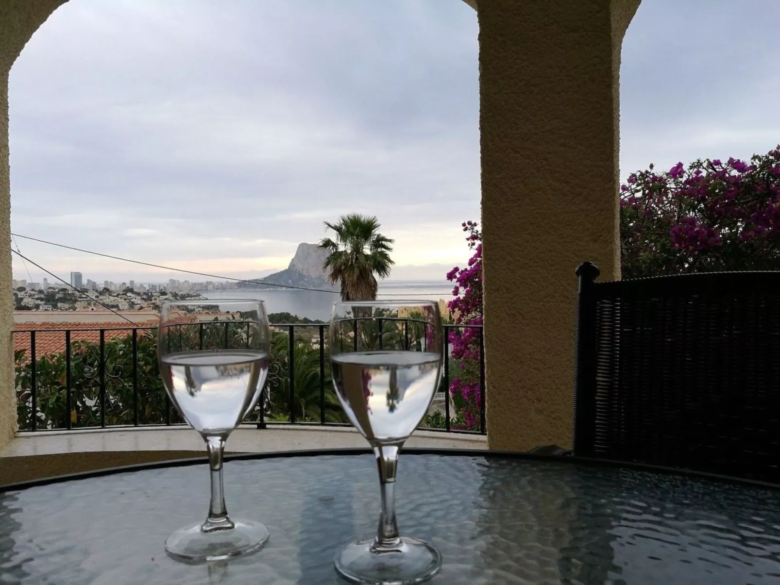 Mit privatem Pool und Meerblick-Drinnen