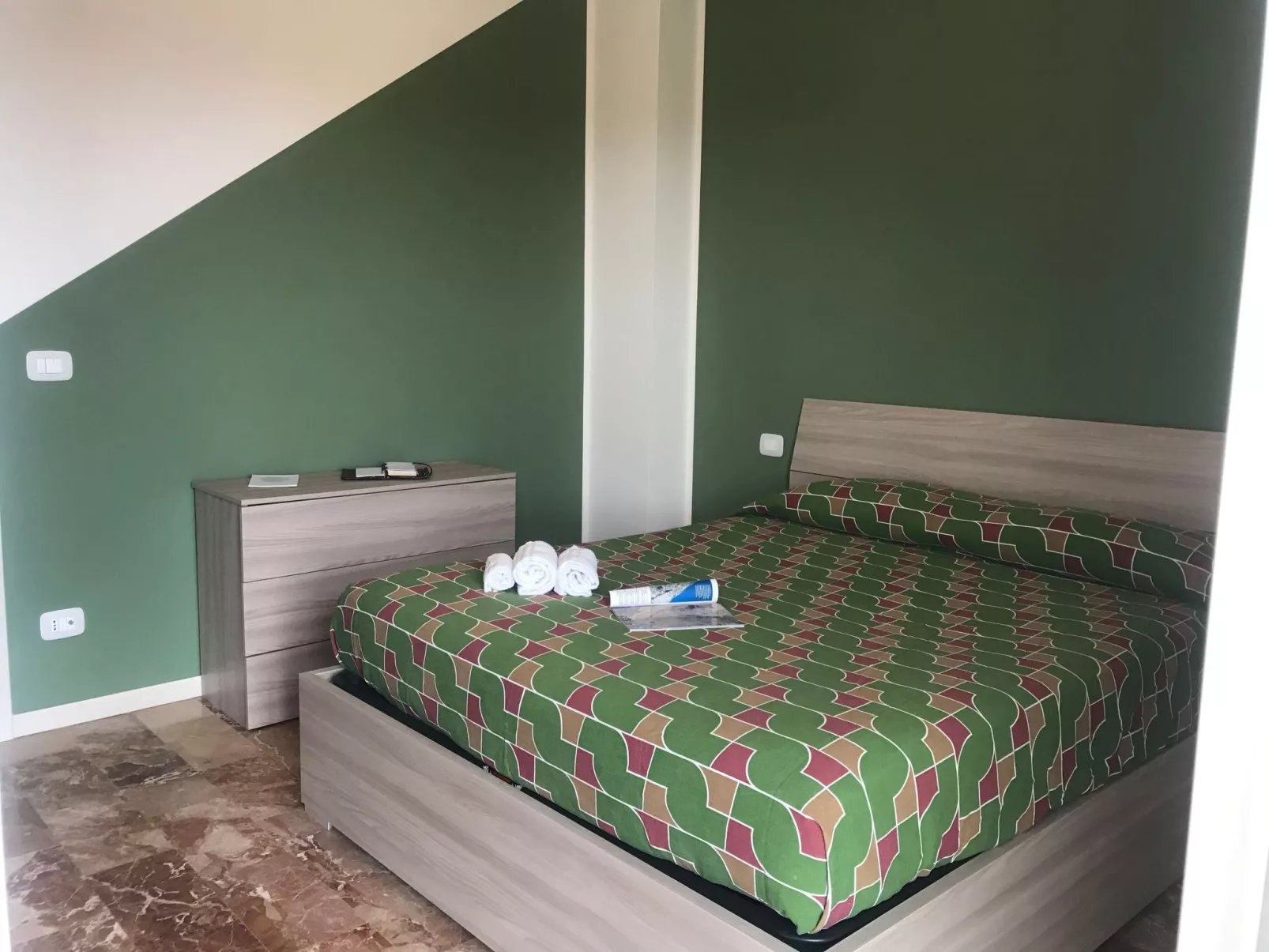 'White' mit Balkon-Drinnen