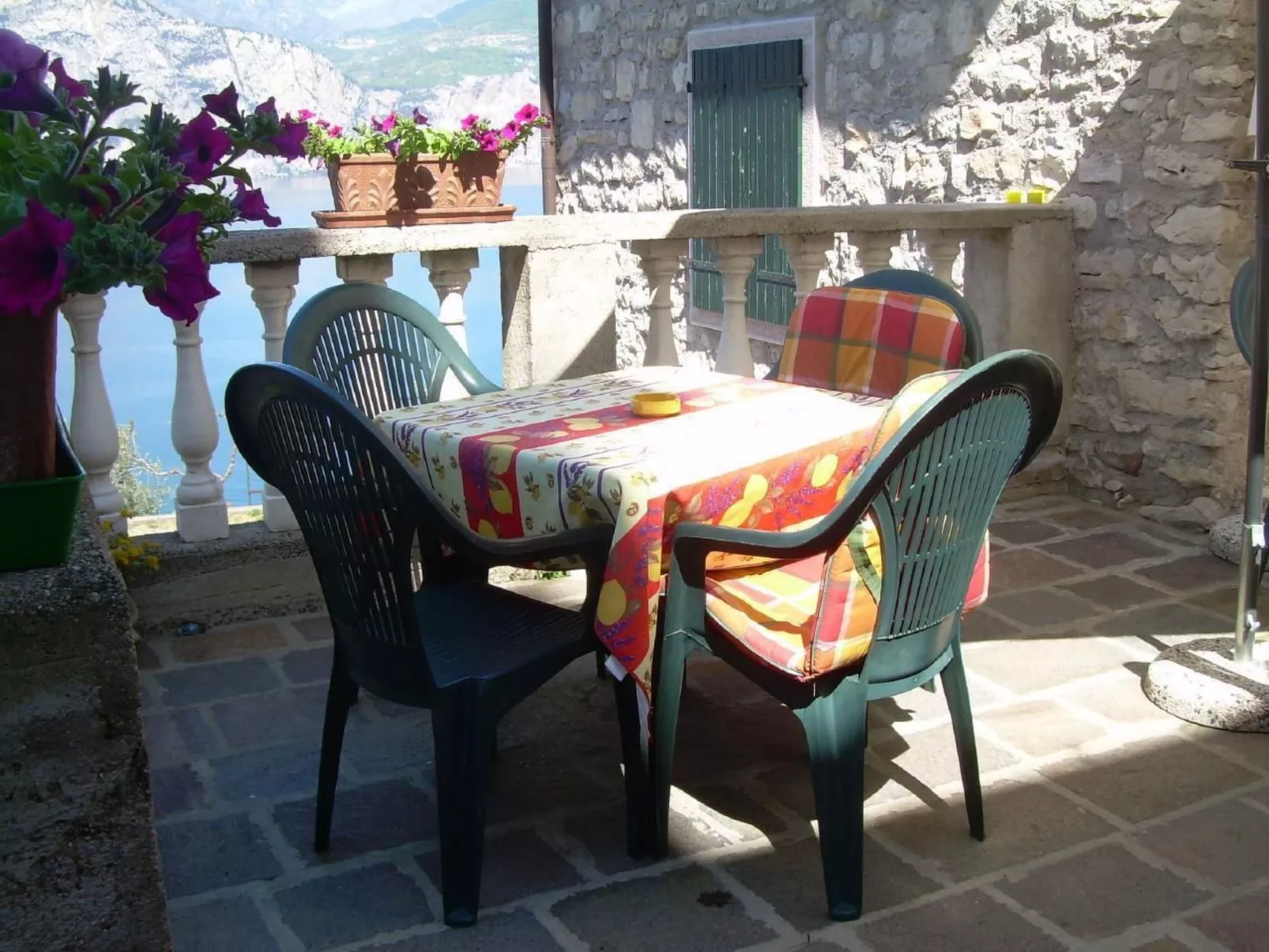 Mit Blick auf das Wasser-Draußen