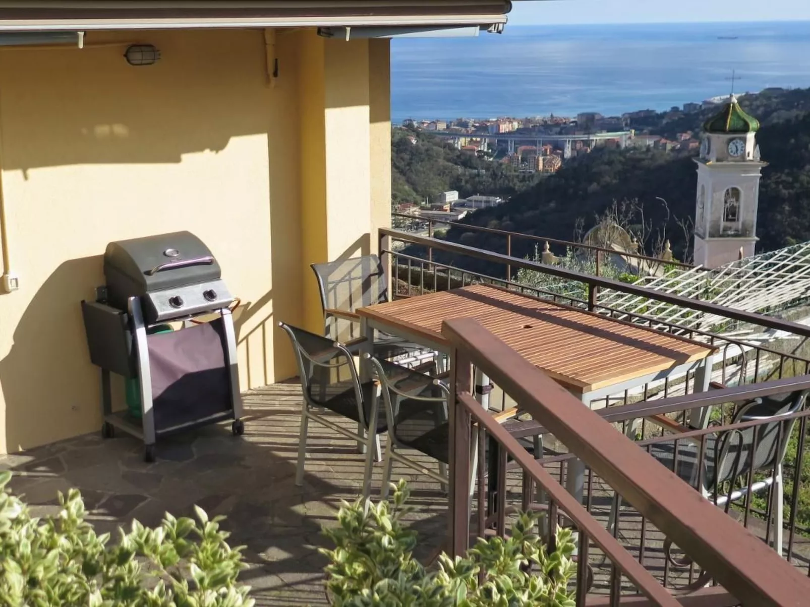 In Varazze mit Garten und Parkplatz-Dehors