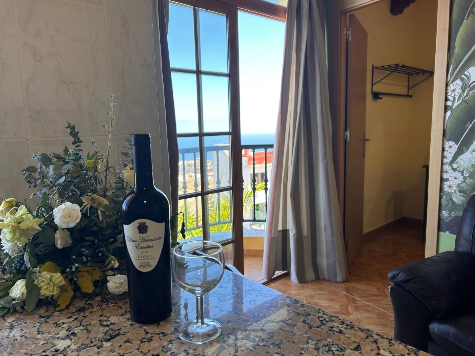 Apartment mit Balkon und Meerblick-Drinnen