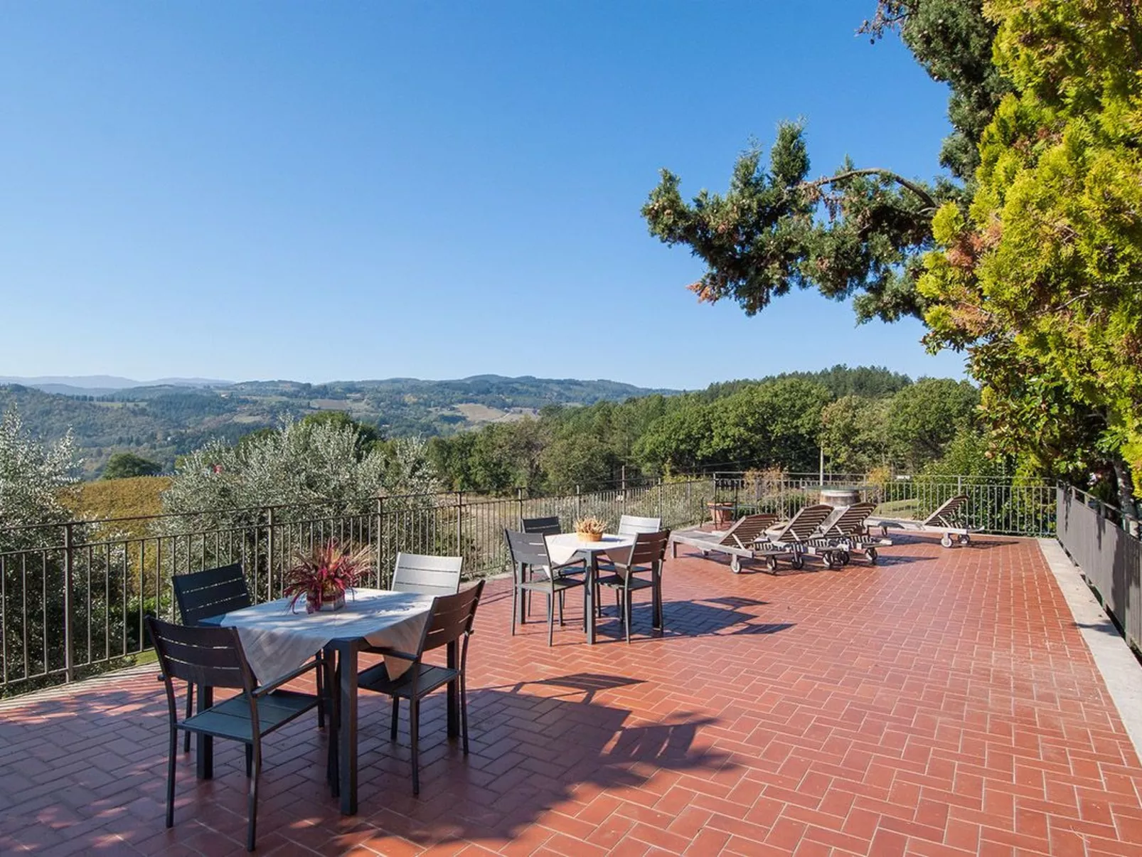 Lindenhaussiedlung mit Gemeinschaftspool-Image-tags.info