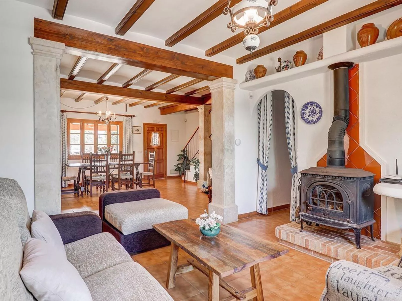 "Joan" mit privatem Pool-Inside