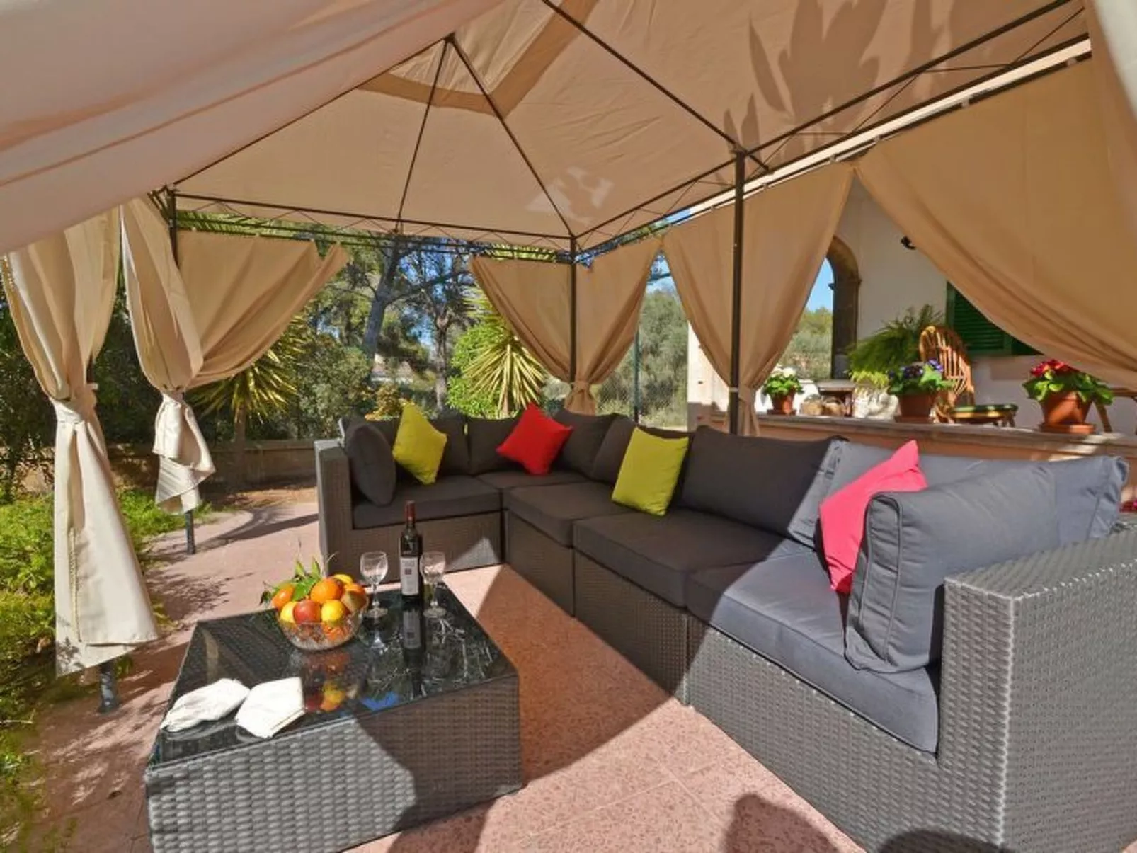 Schöne Villa mit Pool und Garten-Image-tags.info