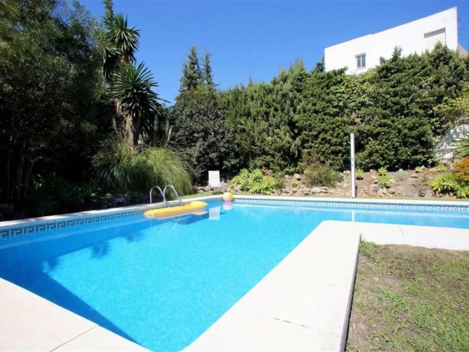 Schöne Villa, großer Pool und Garten-Outside