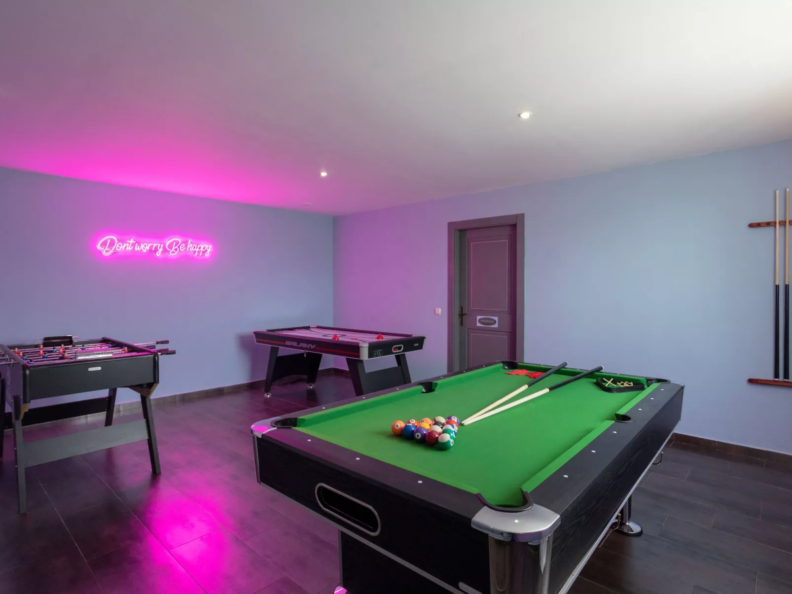 Spa-Spielzimmer mit Außen-Whirlpool und Schwimmbad-Inside