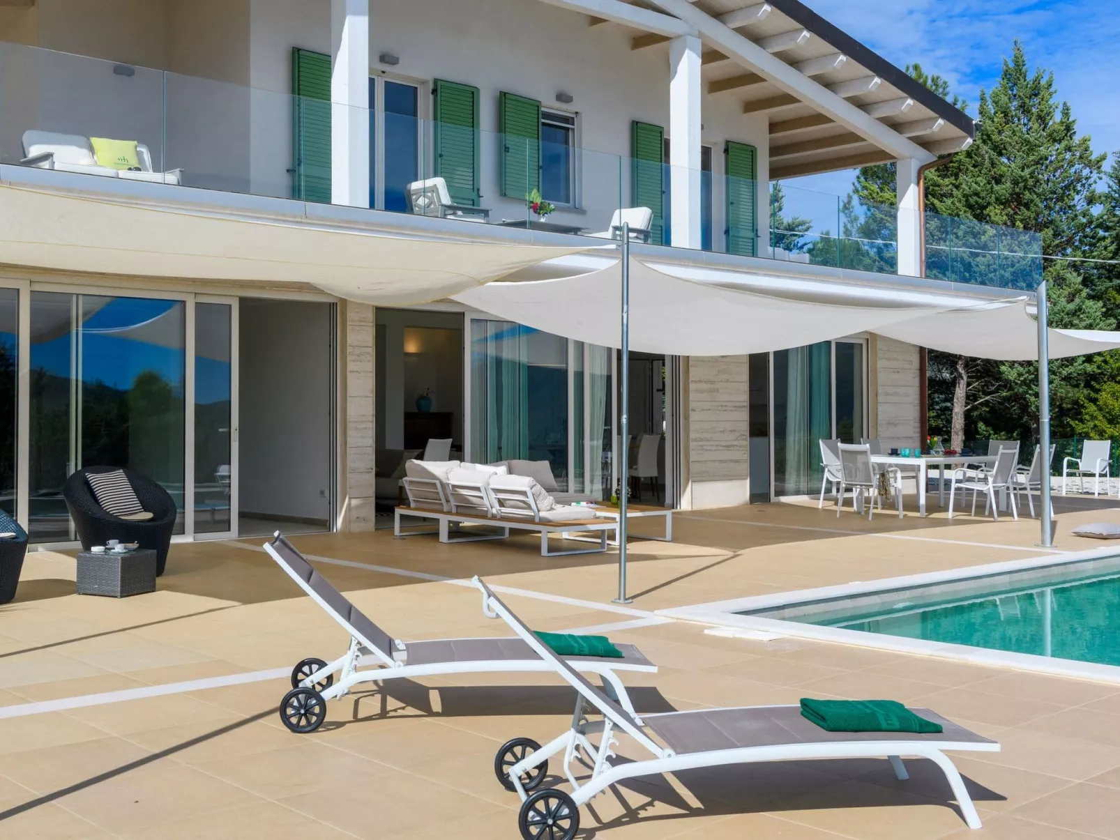 Villa Montefalcone, Außen- und Innenpool-Dehors