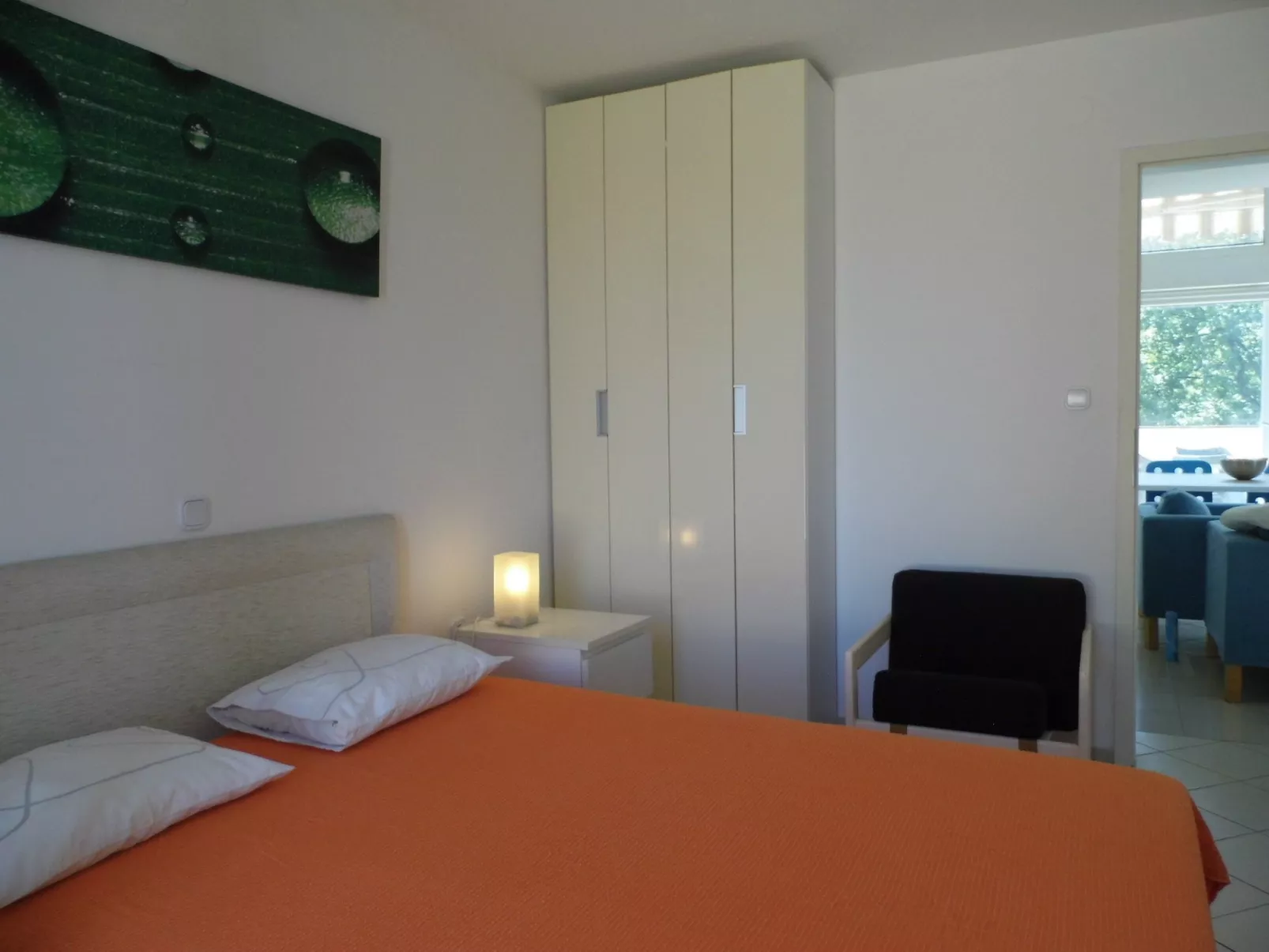 Mit Blick auf das Wasser-Inside