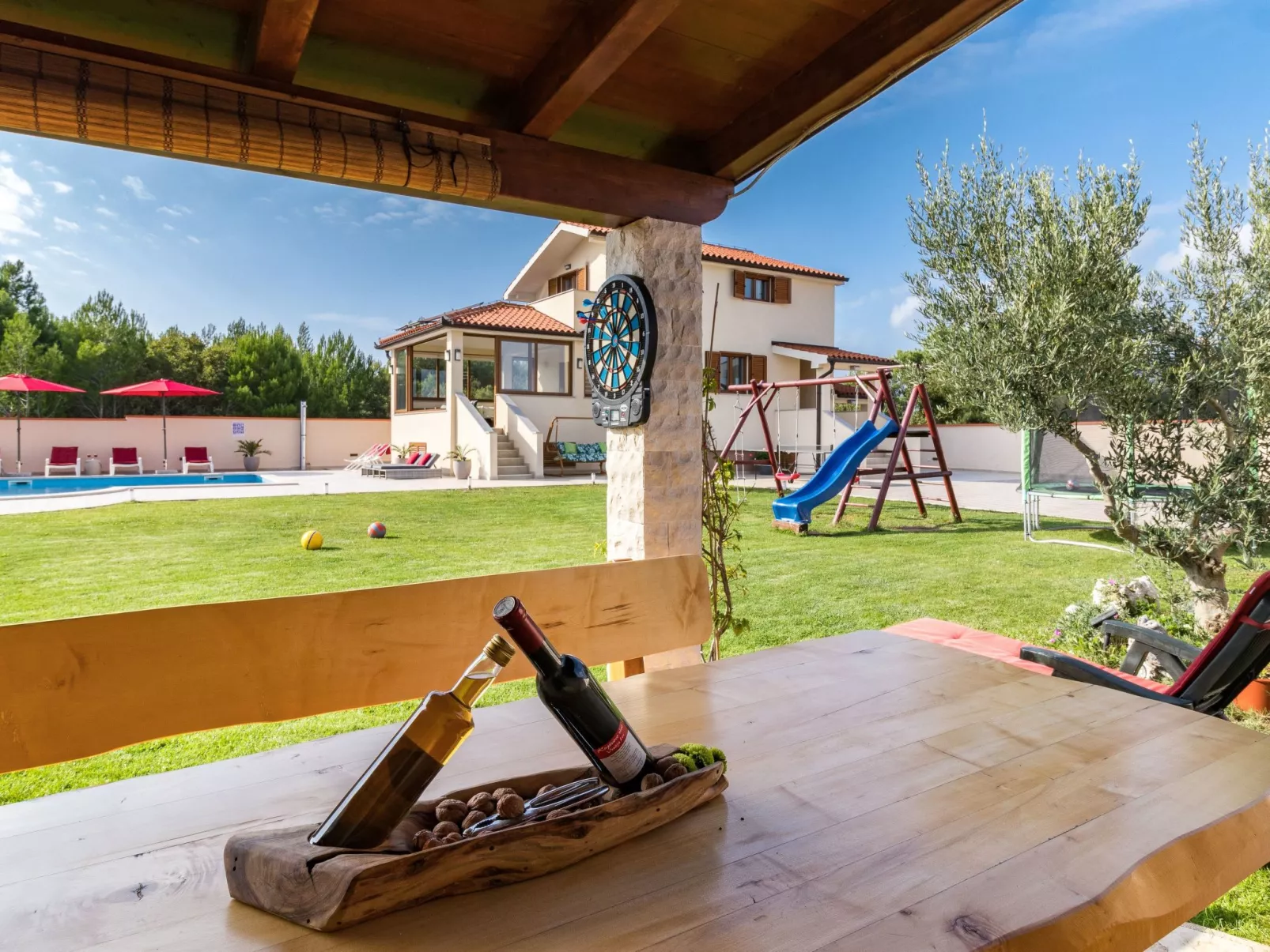 Nettes Ferienhaus in Pomer mit Privatem Pool-Dehors