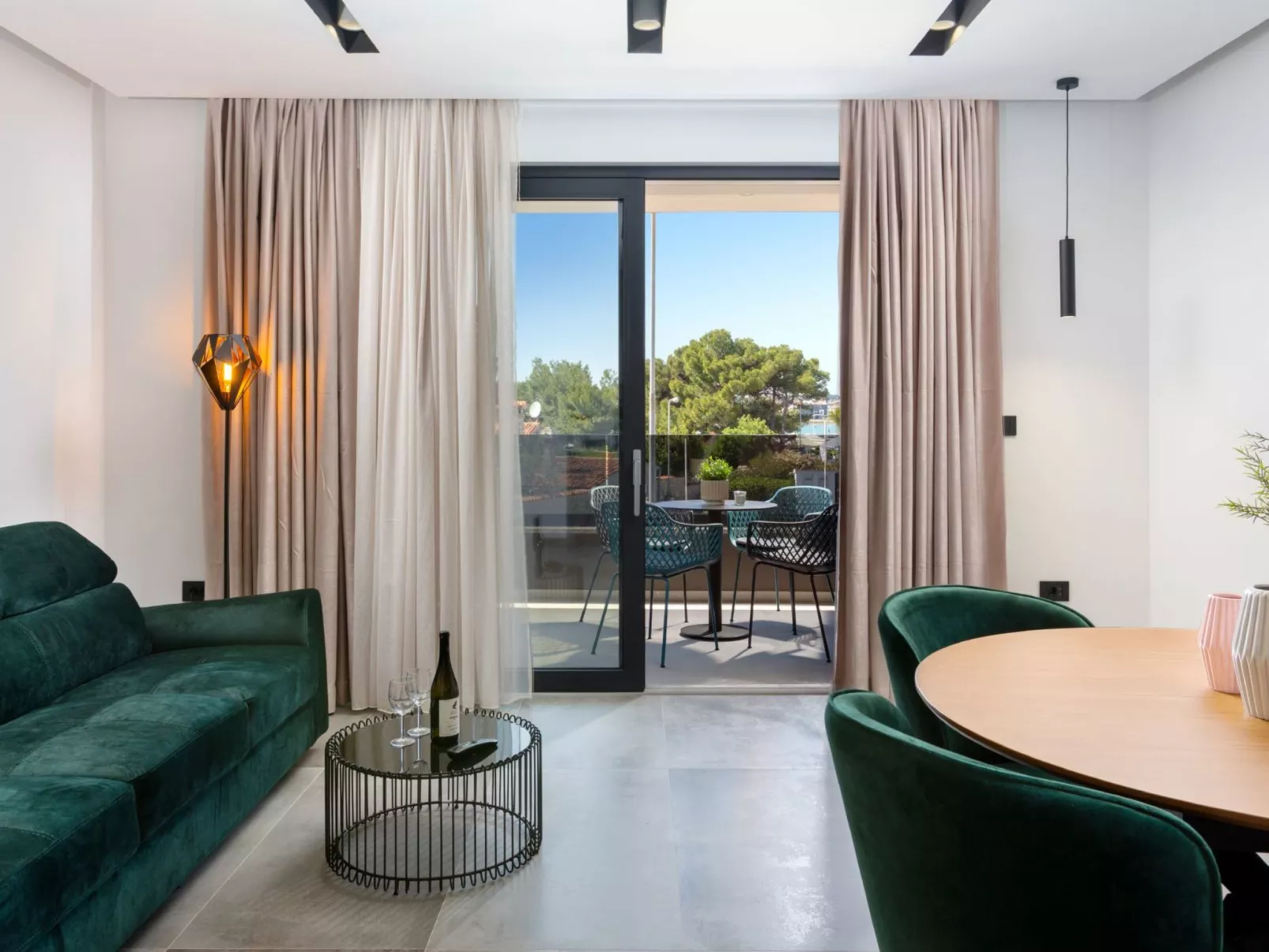 "A'more Bijeca" direkt am Strand-Drinnen